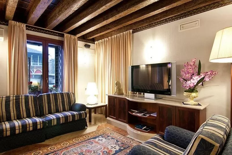 Communal lounge/ TV room in Foscari Palace