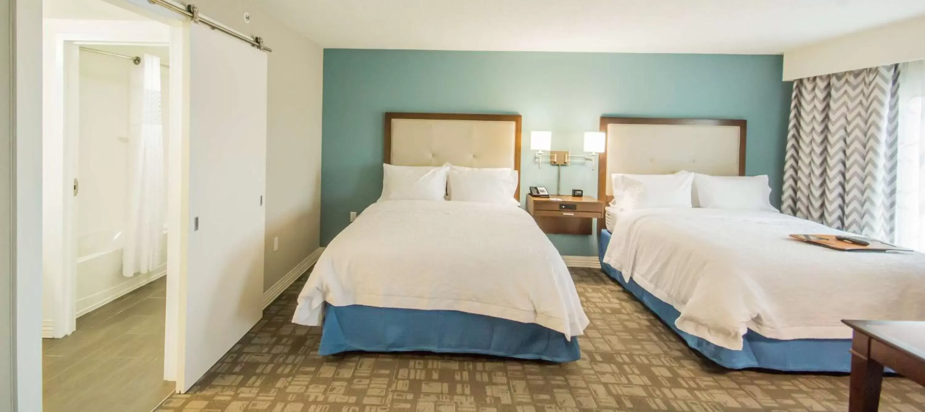 Bathroom, Bed in Hampton Inn & Suites Orlando near SeaWorld