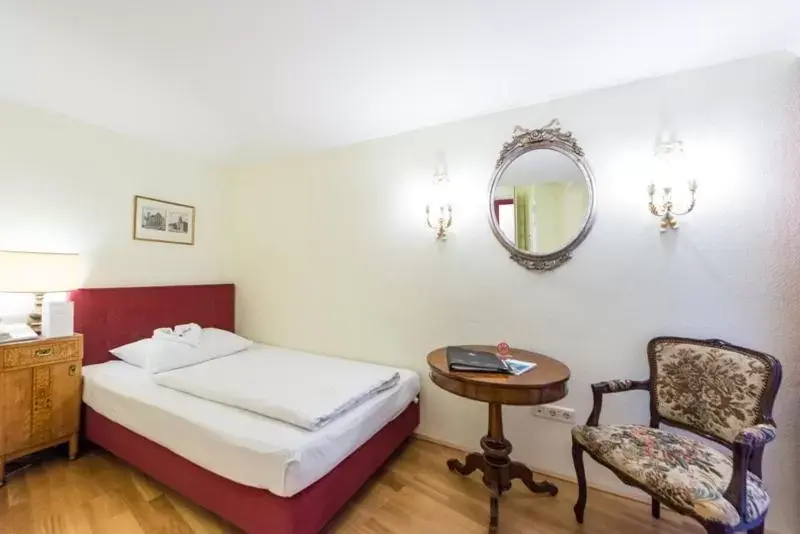 Bedroom, Bed in Graben Hotel