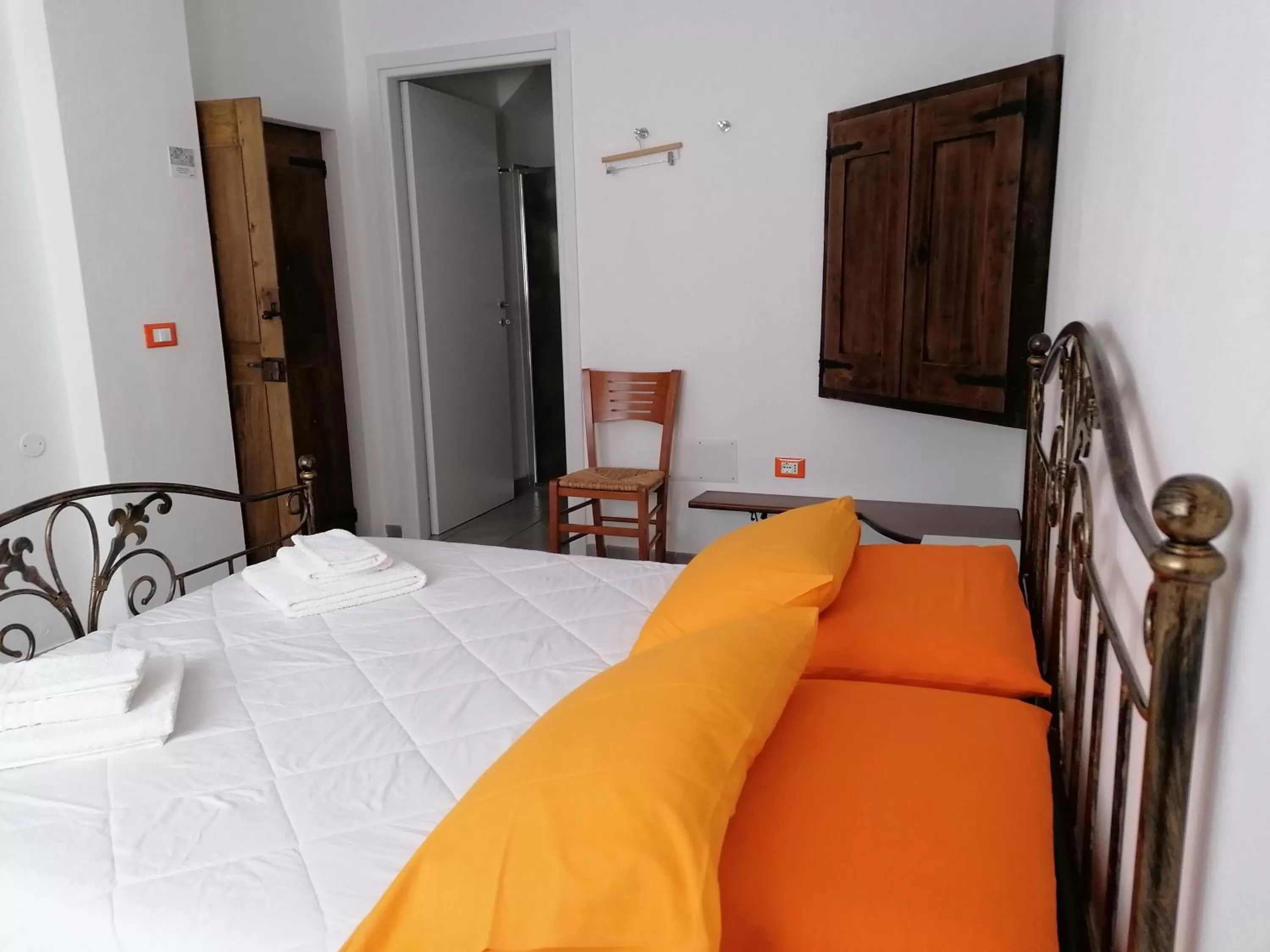 Bathroom, Bed in Deiana affittacamere e pizzeria