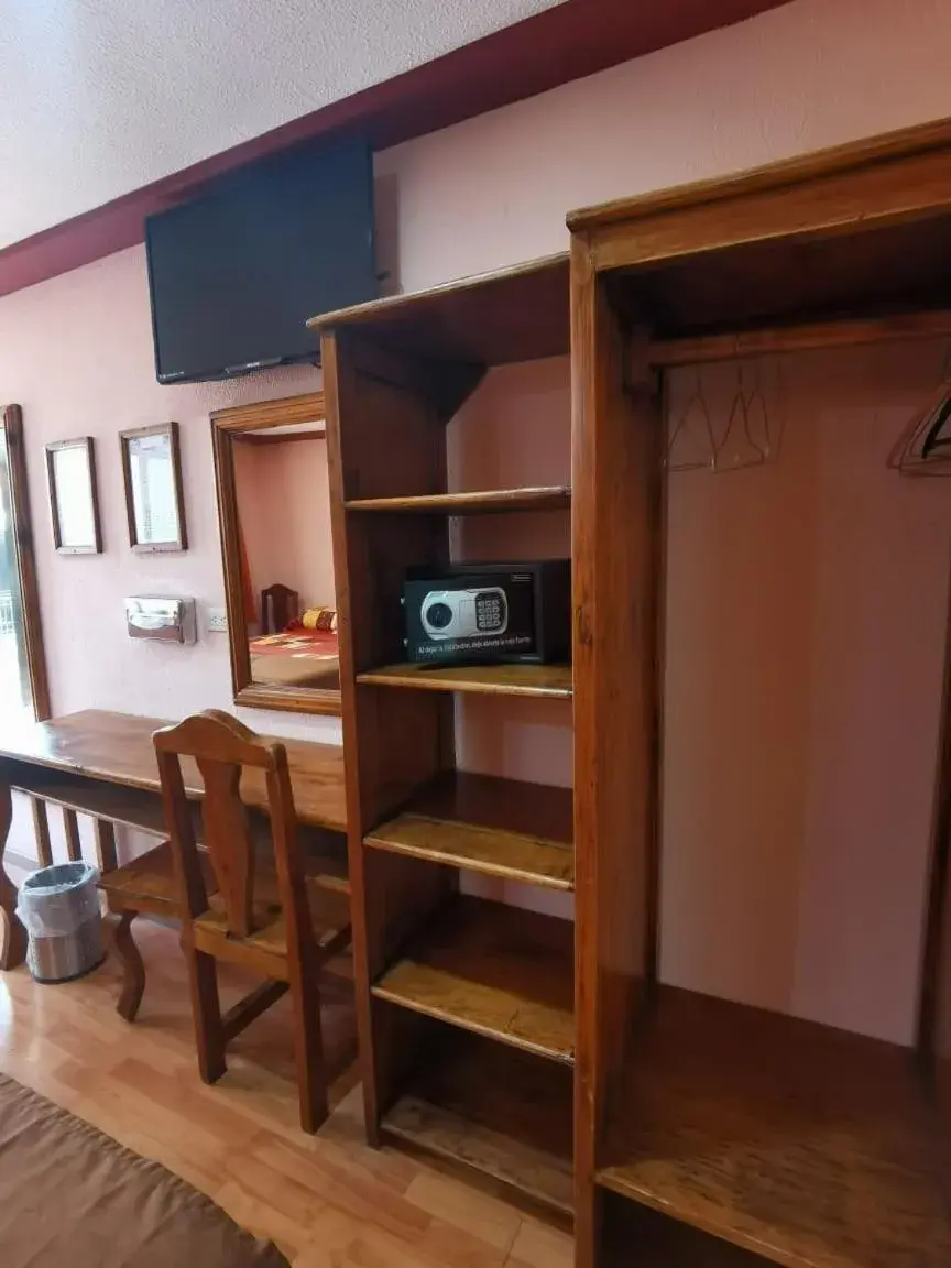 Photo of the whole room, TV/Entertainment Center in Hotel San Angel