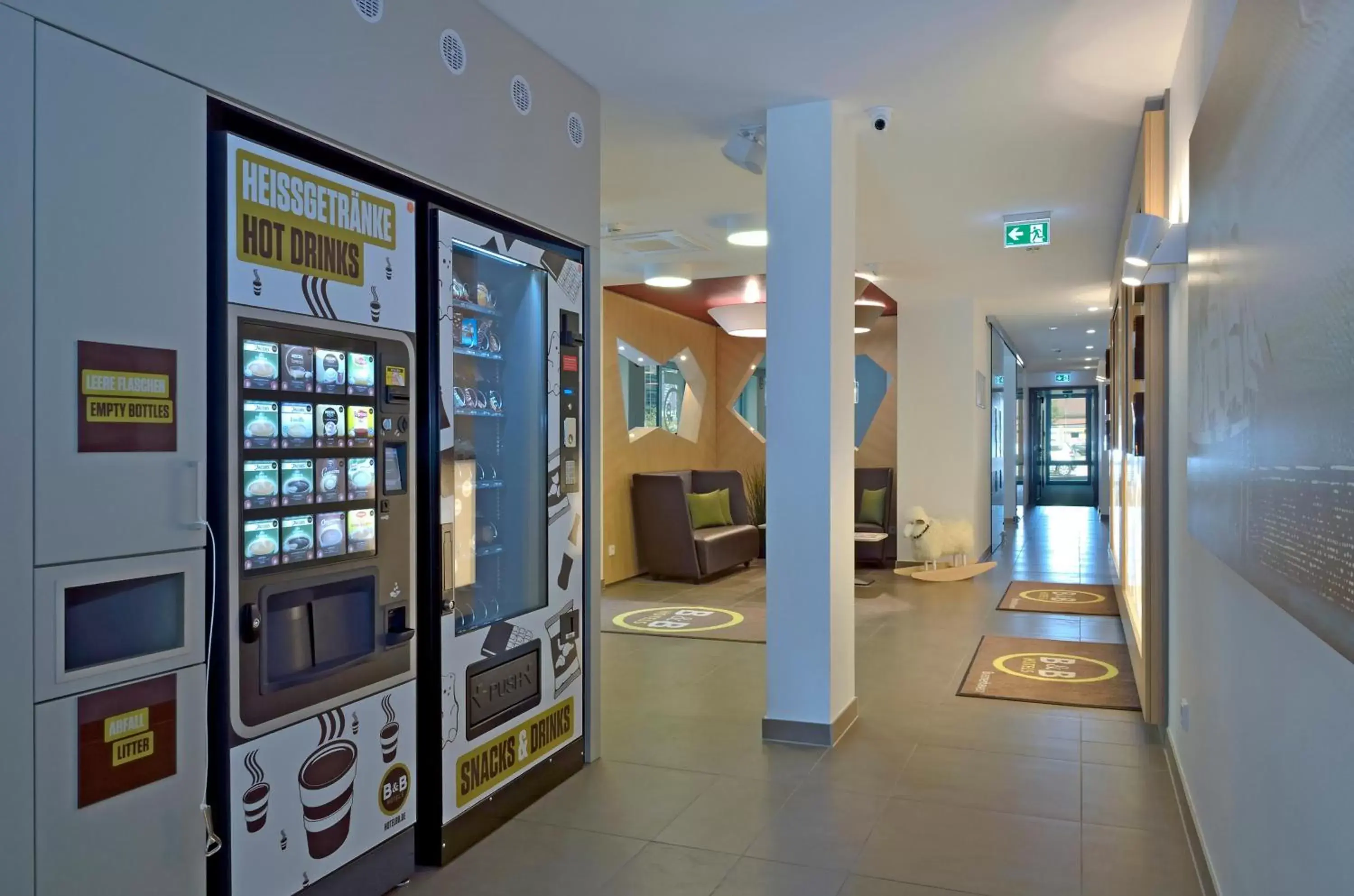 Lobby or reception in B&B Hotel Bremerhaven