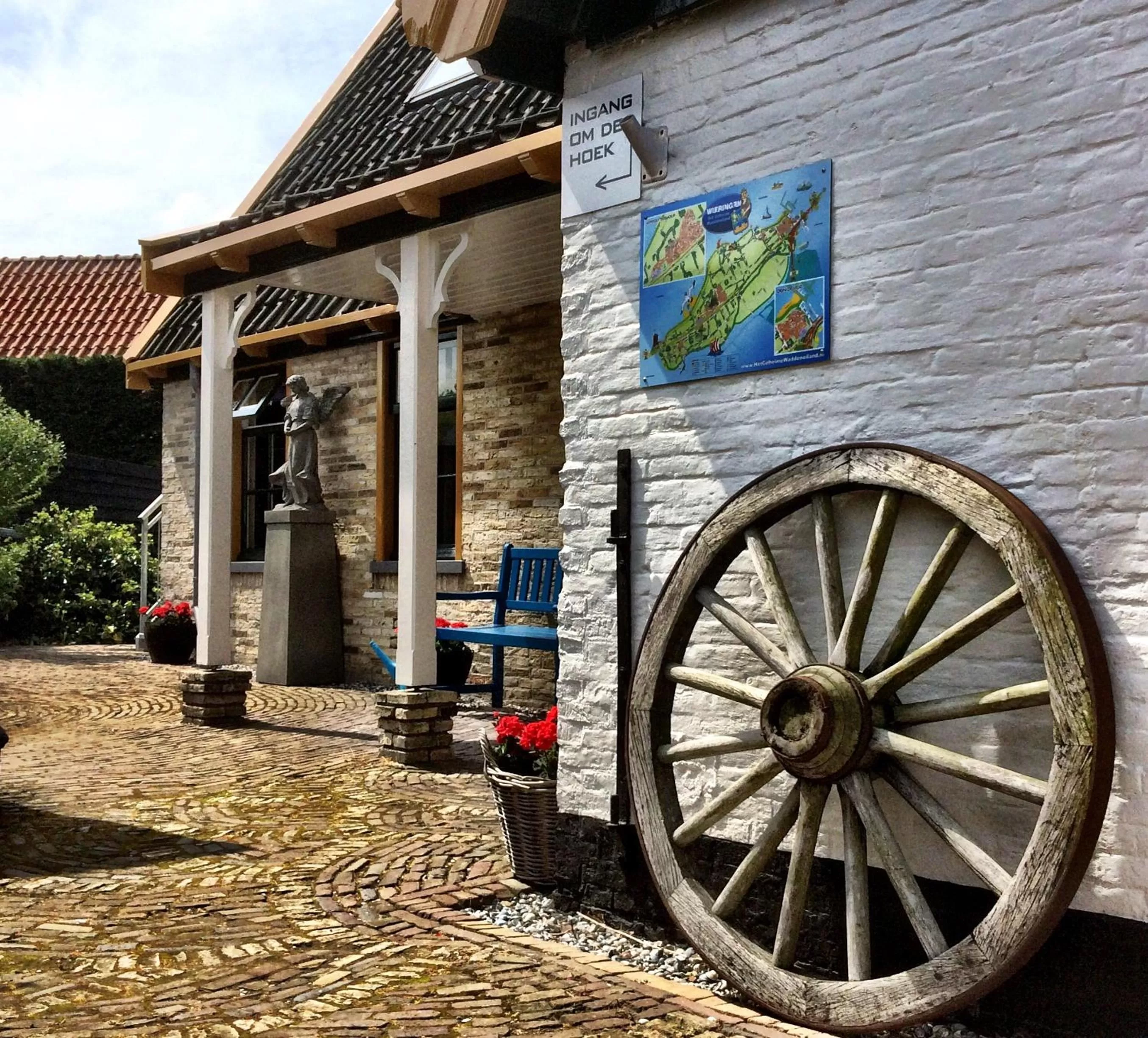 Facade/entrance in Hotel West Inn
