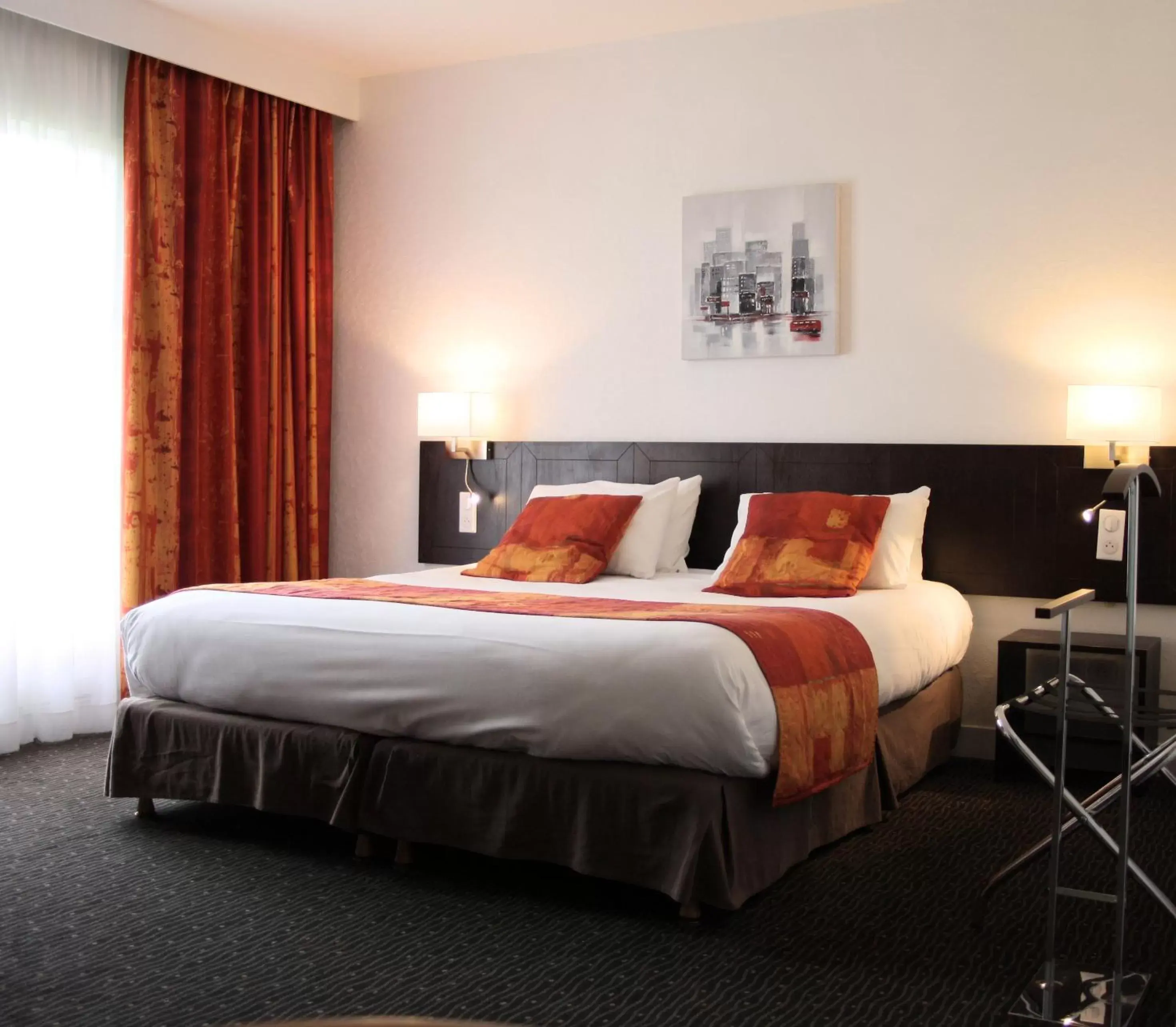 Bedroom, Bed in La Berteliere, The Originals Relais (Qualys-Hotel)