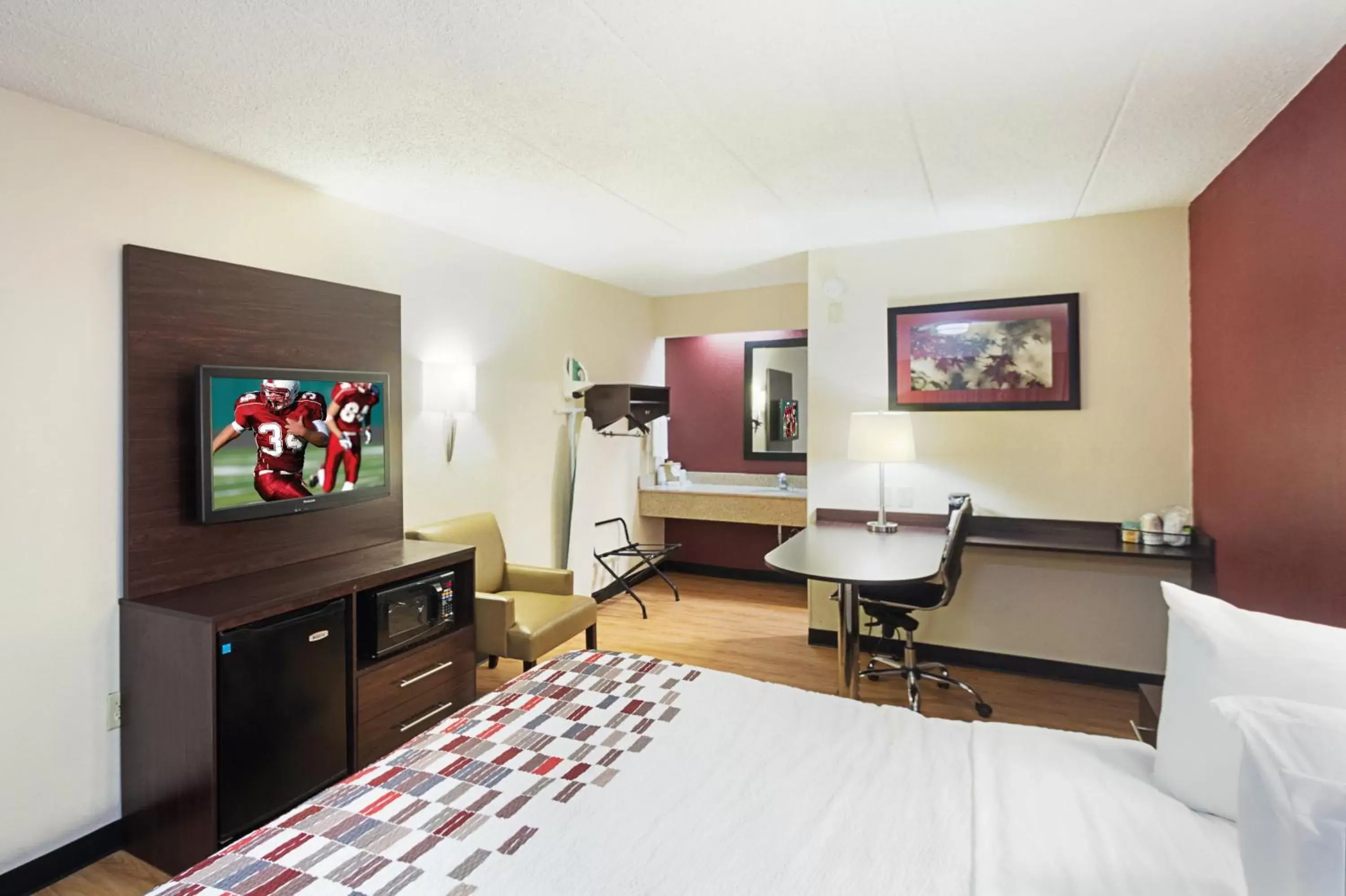 Photo of the whole room, TV/Entertainment Center in Red Roof Inn Minneapolis Plymouth