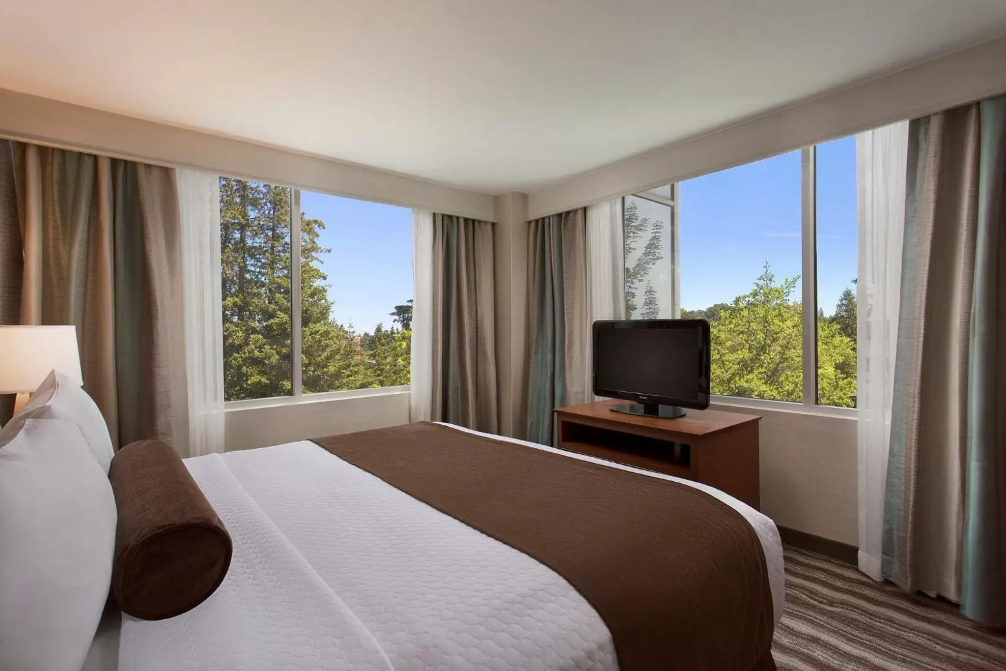 Photo of the whole room, Bed in Crowne Plaza Portland - Lake Oswego, an IHG Hotel