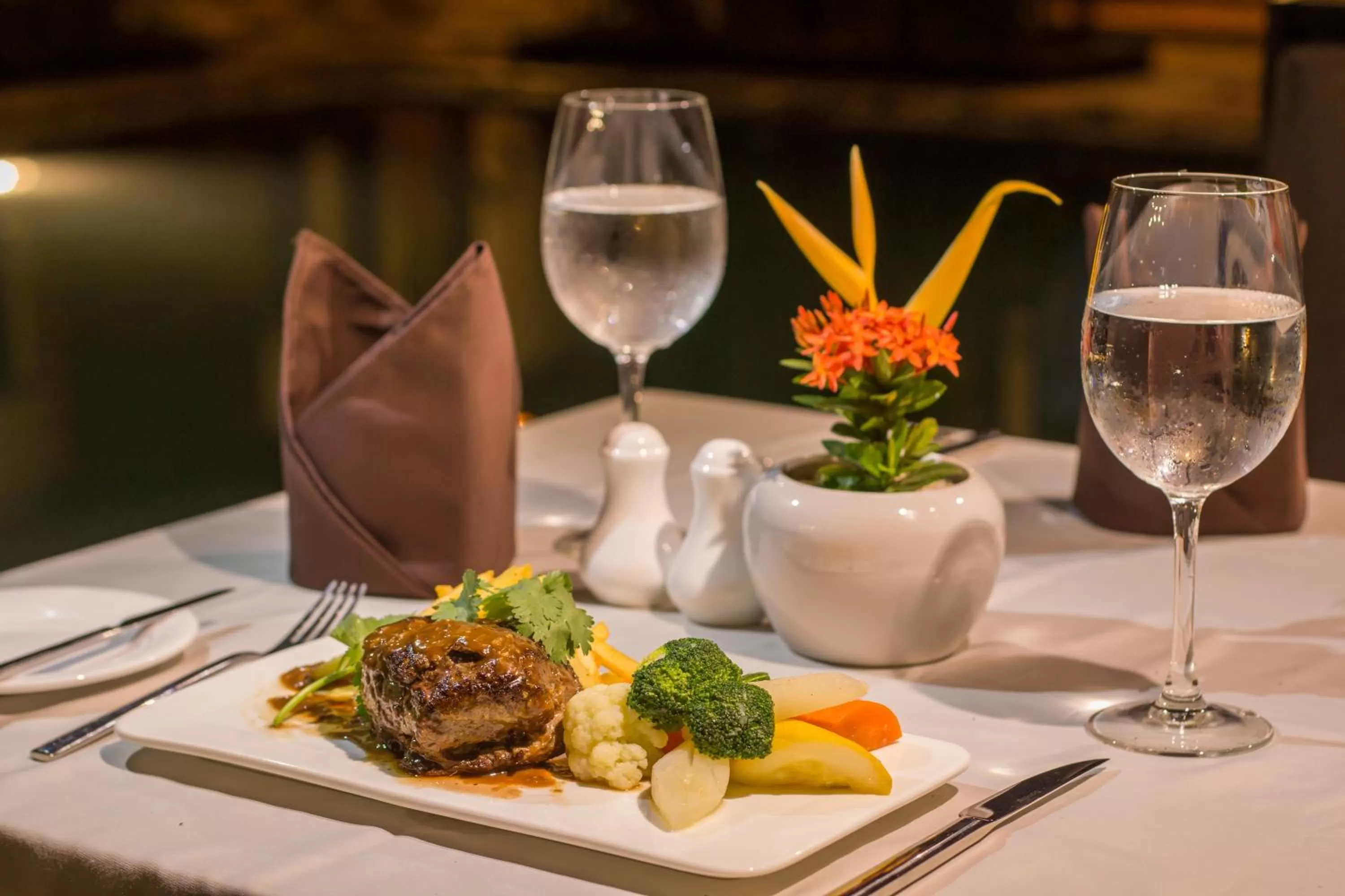 Dinner, Restaurant/Places to Eat in Indra Porak Residence Hotel