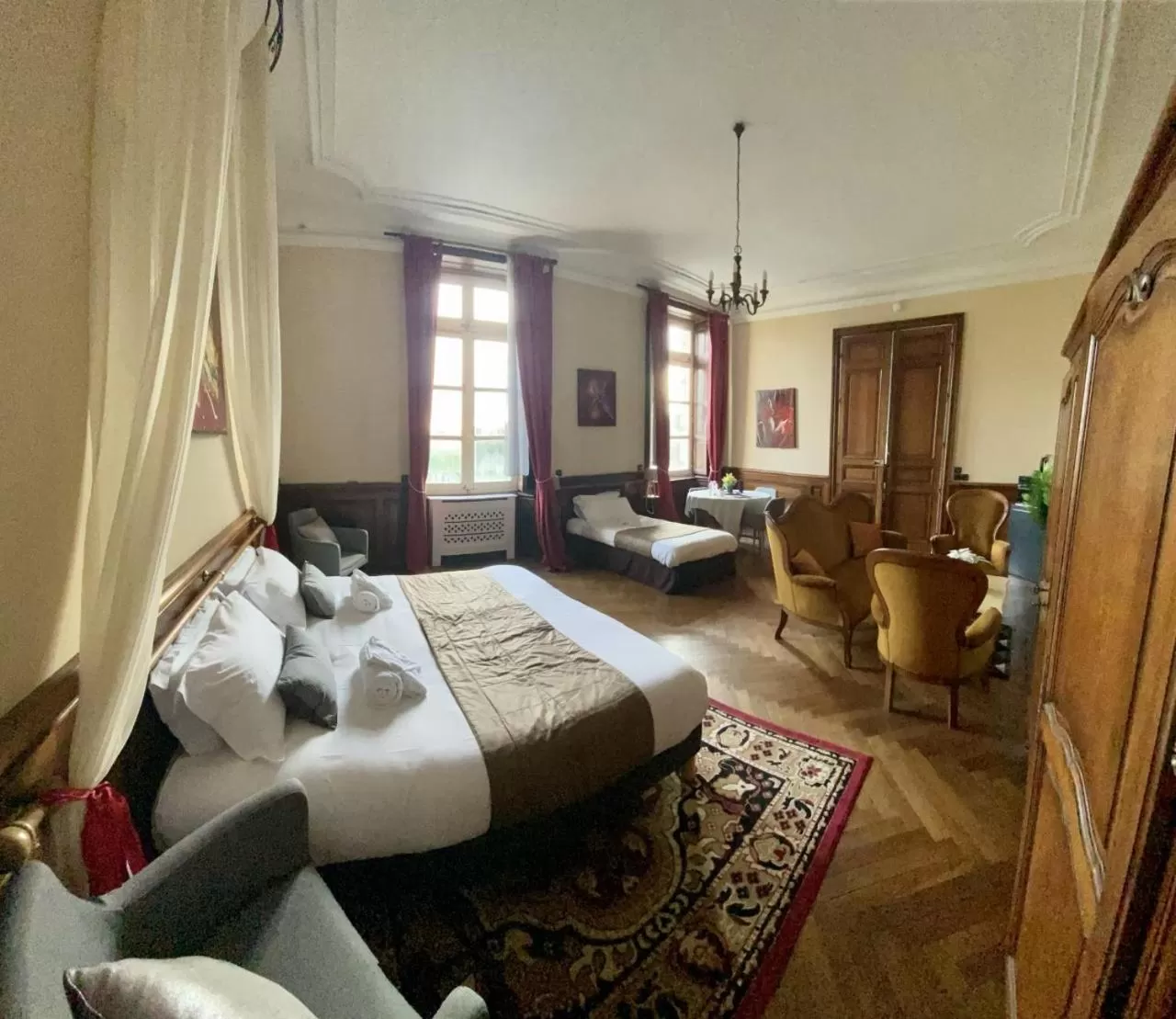 Photo of the whole room, Bed in Hôtel Particulier CHÂTEAU DES MARAIS Proximité et vue sur le Lac de Grand lieu