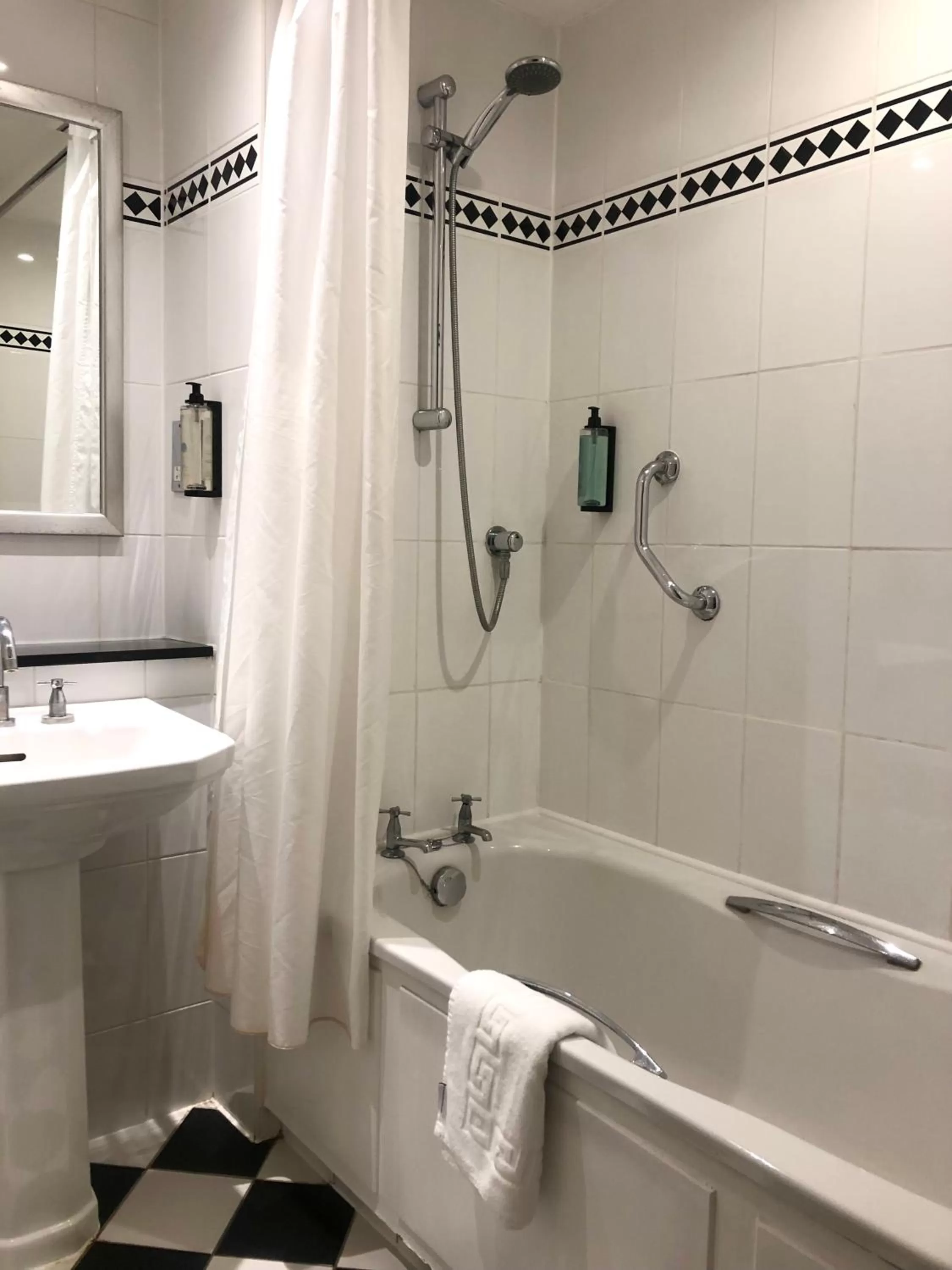 Shower in Park House Hotel