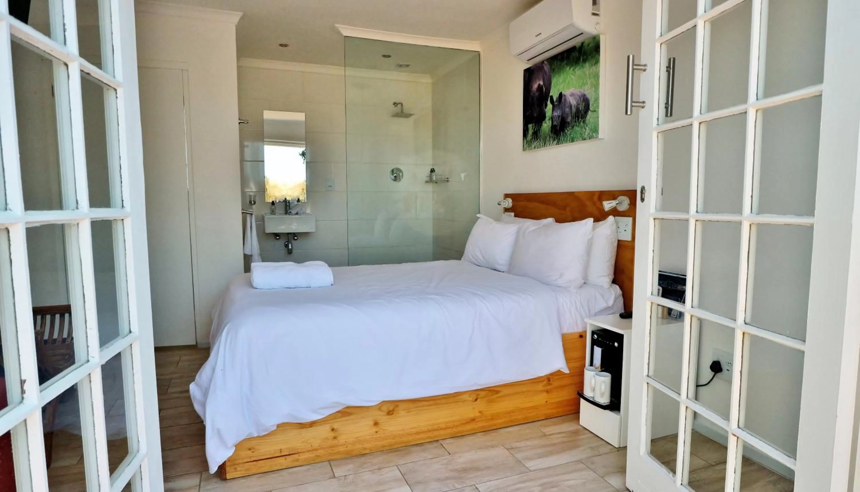 Photo of the whole room, Bed in theLAB Robertson