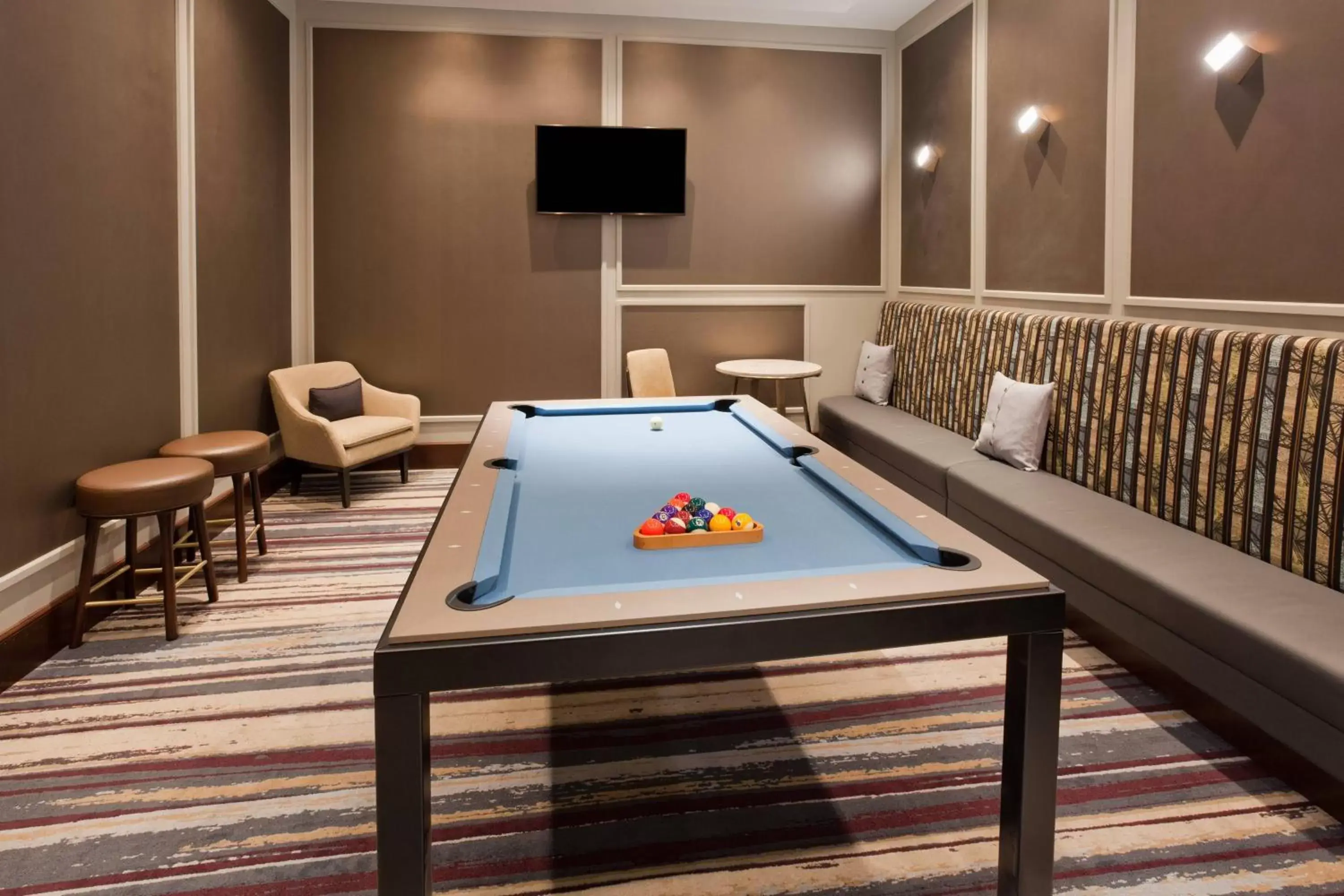 Swimming pool, Billiards in Sheraton St Paul Woodbury Hotel