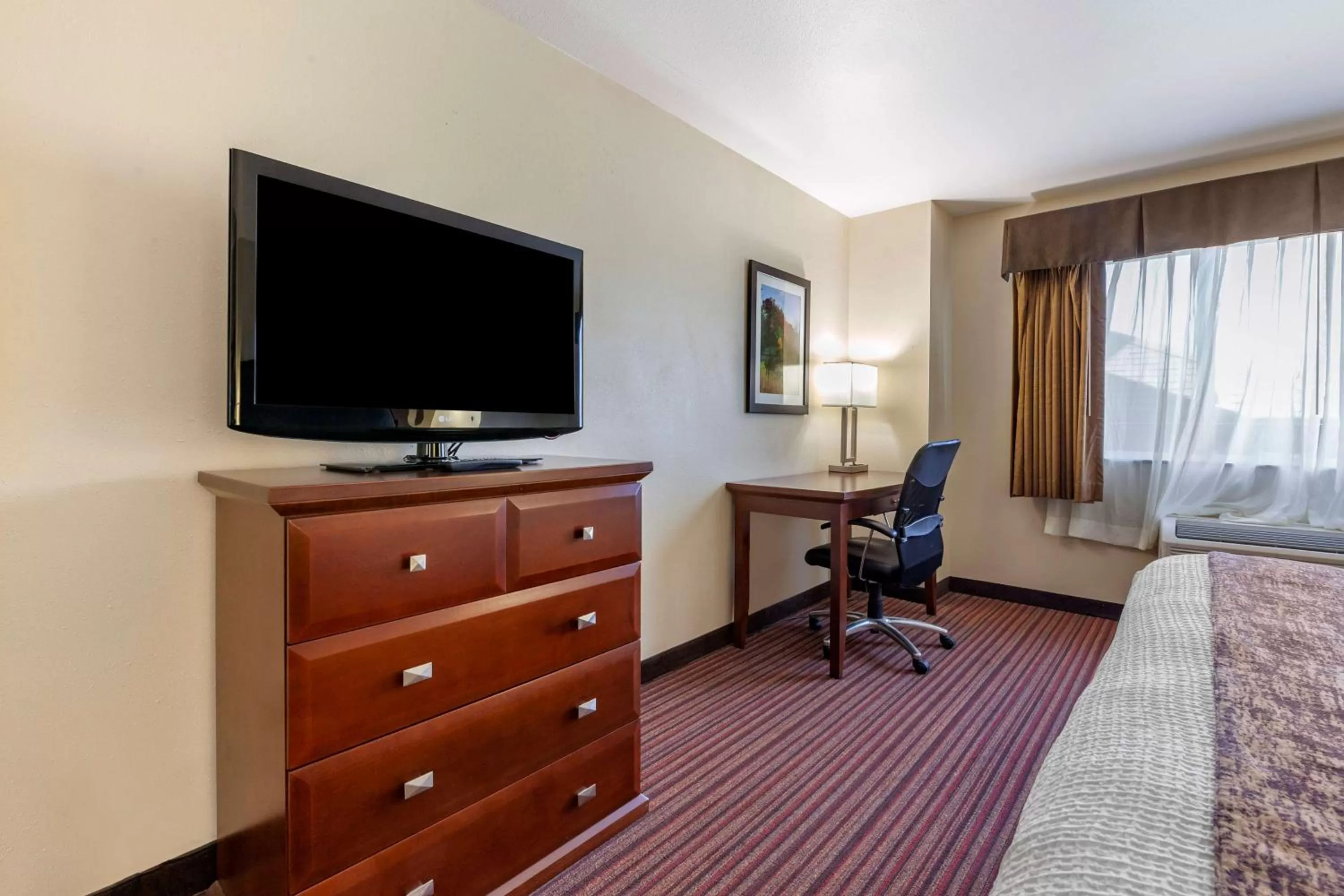 Bedroom, Bed in Best Western PLUS Sparta Trail Lodge