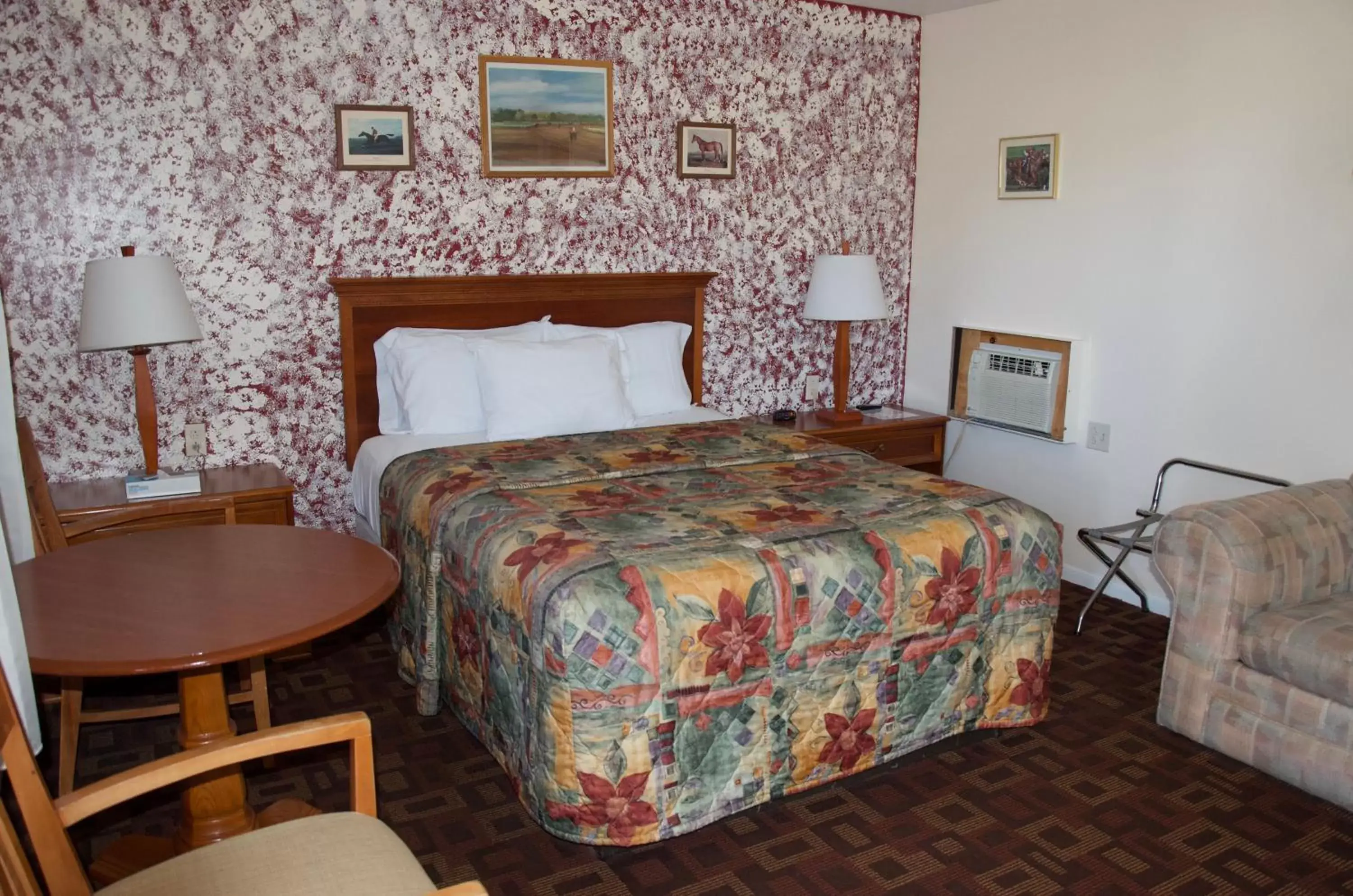 Bedroom, Bed in Sara Glen Motel - Saratoga Springs-Glens Falls