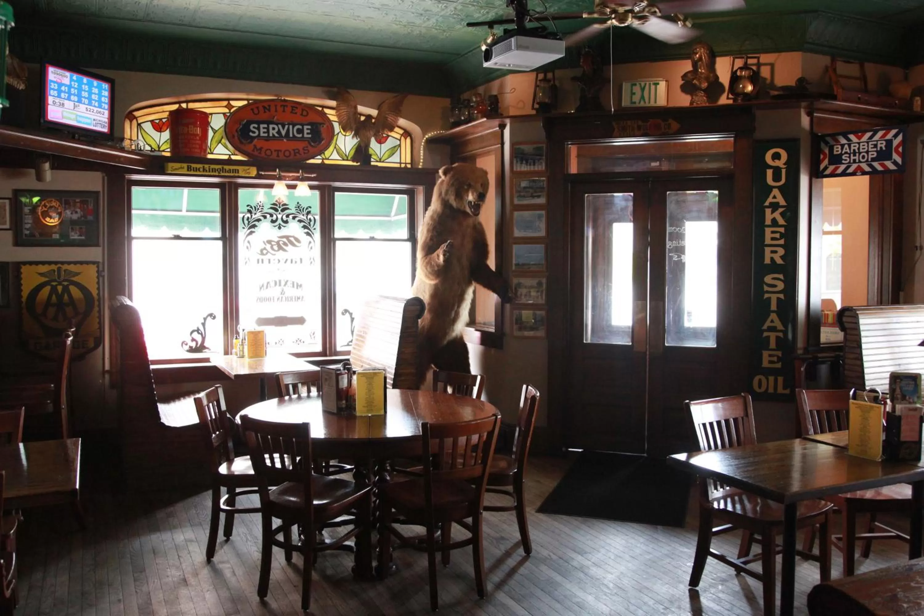 Restaurant/places to eat in The Winter Inn