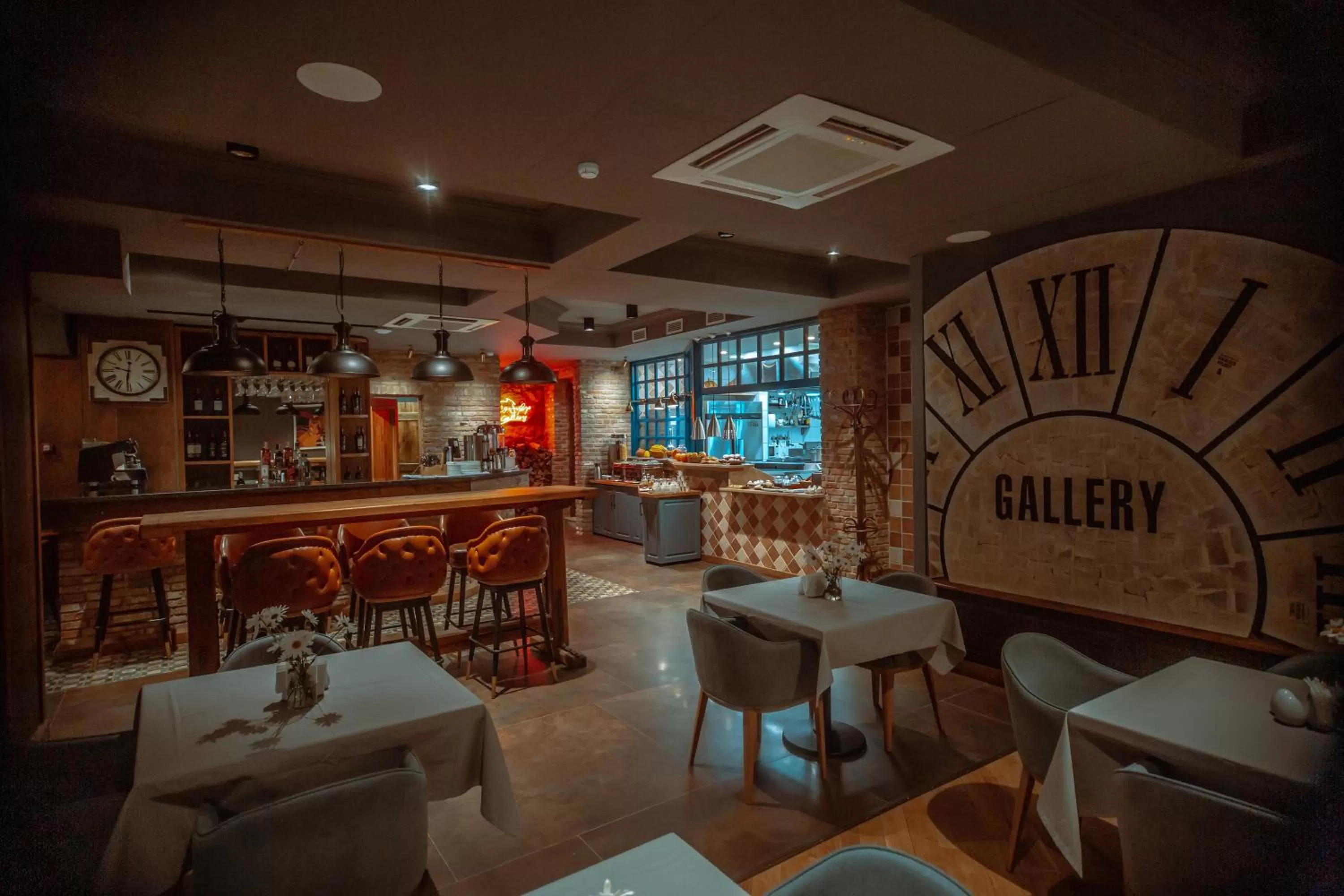 Restaurant/places to eat in Grand Opera Hotel