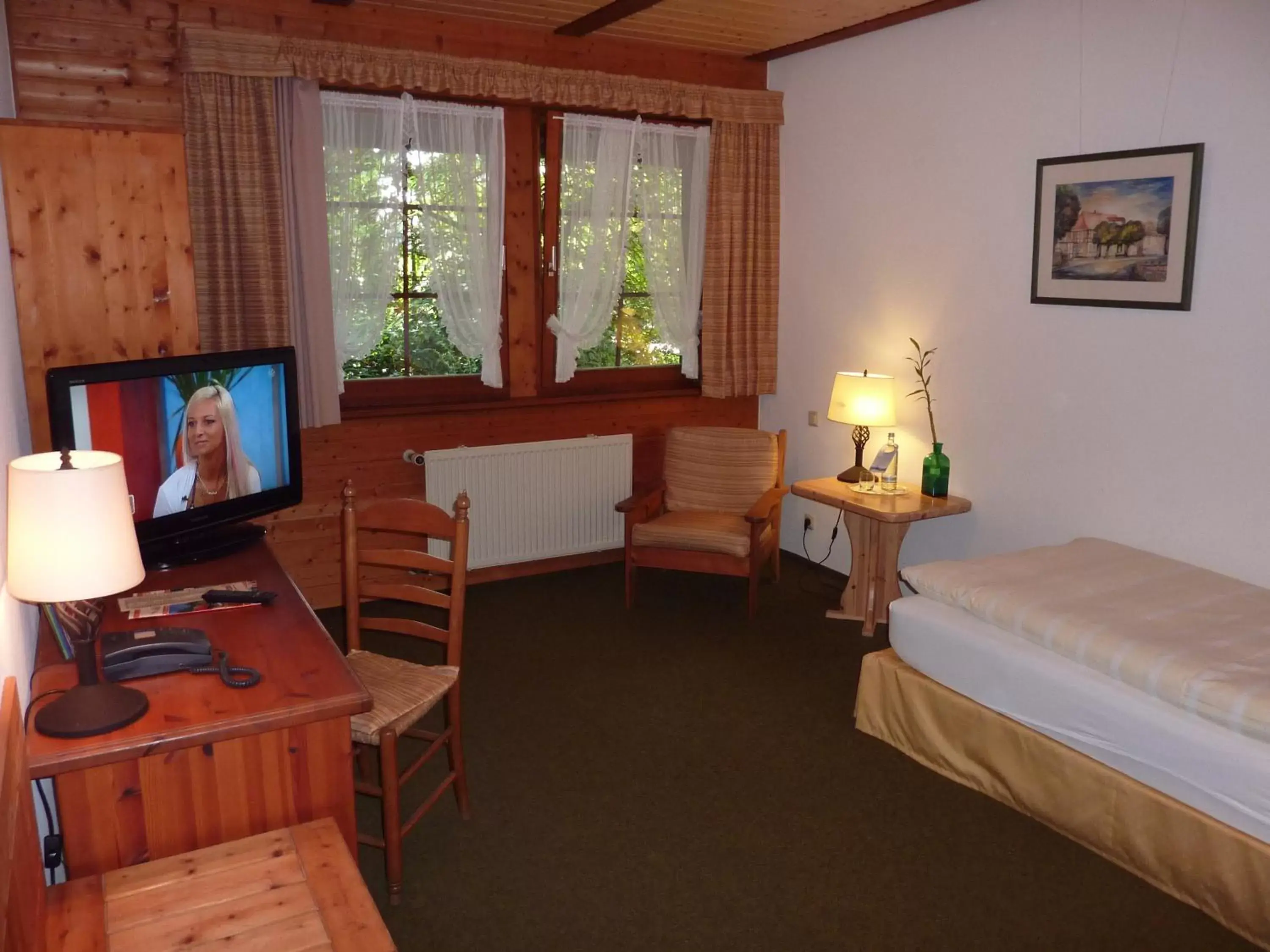 Photo of the whole room, Bed in Akzent Hotel Zur Wasserburg - Hotel Garni bed & breakfast