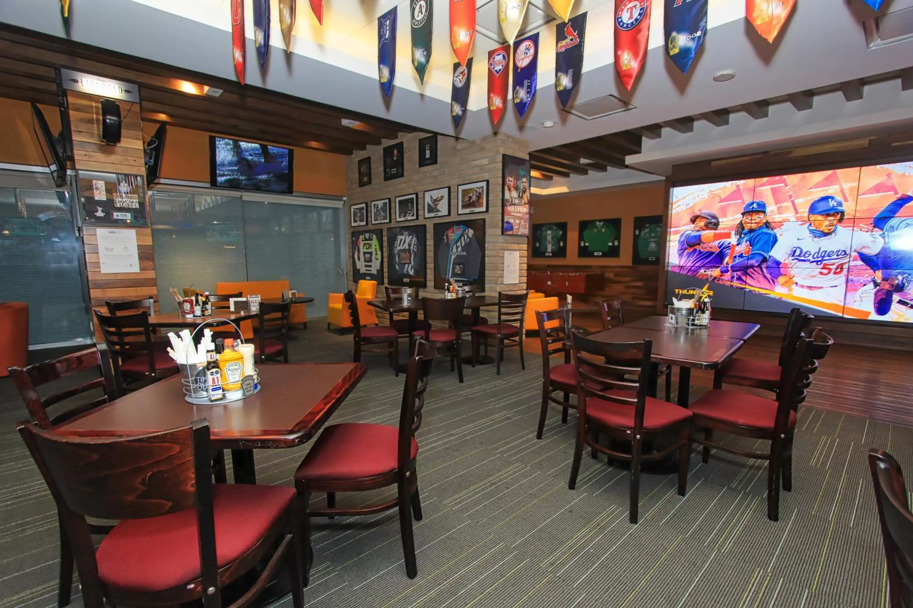 Lounge or bar in Holiday Inn & Suites Plaza Mayor by IHG