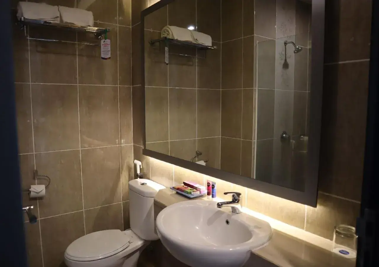 Bathroom in Hotel Dafam Semarang