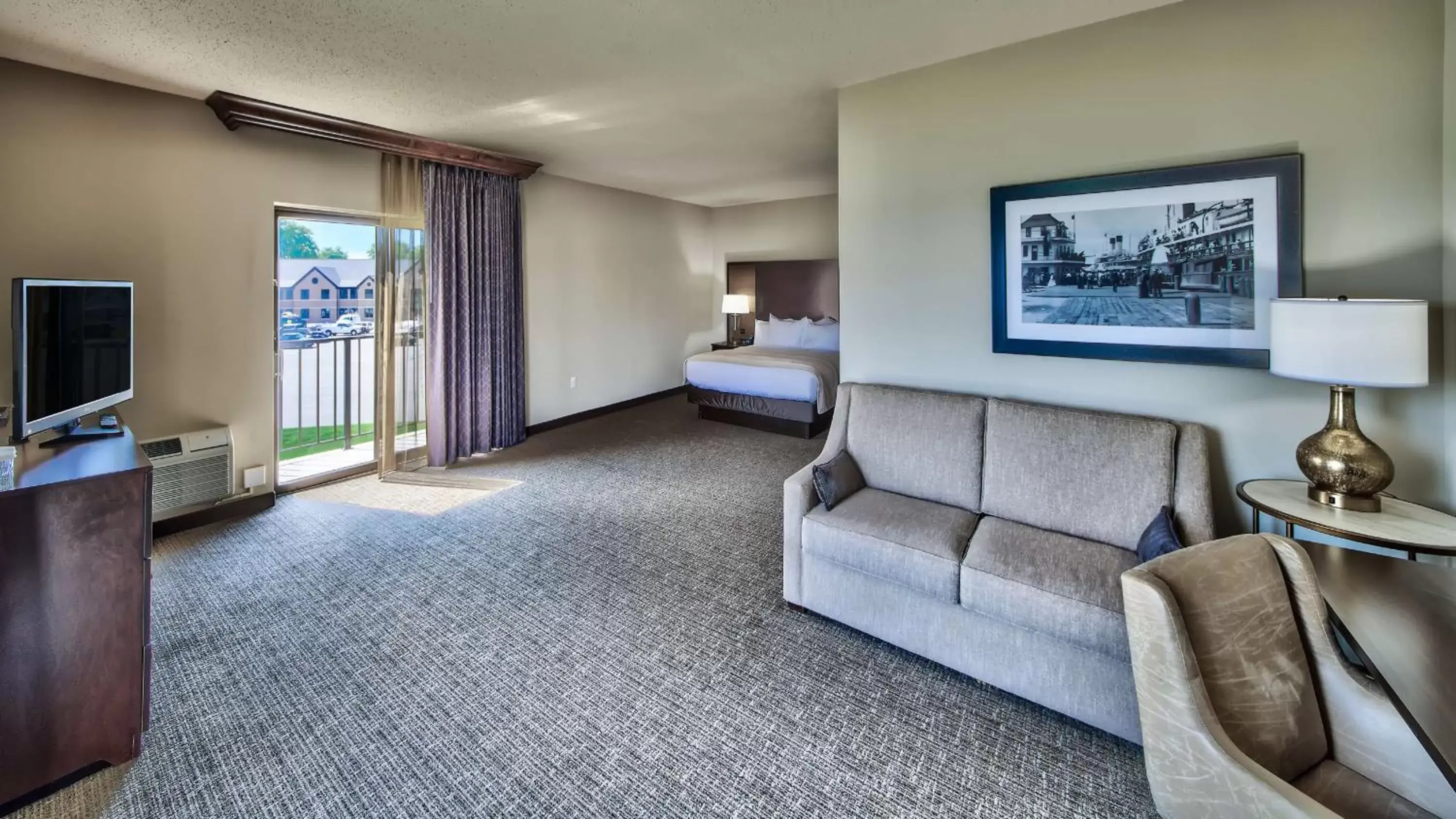 Bedroom, Seating Area in DoubleTree by Hilton Port Huron