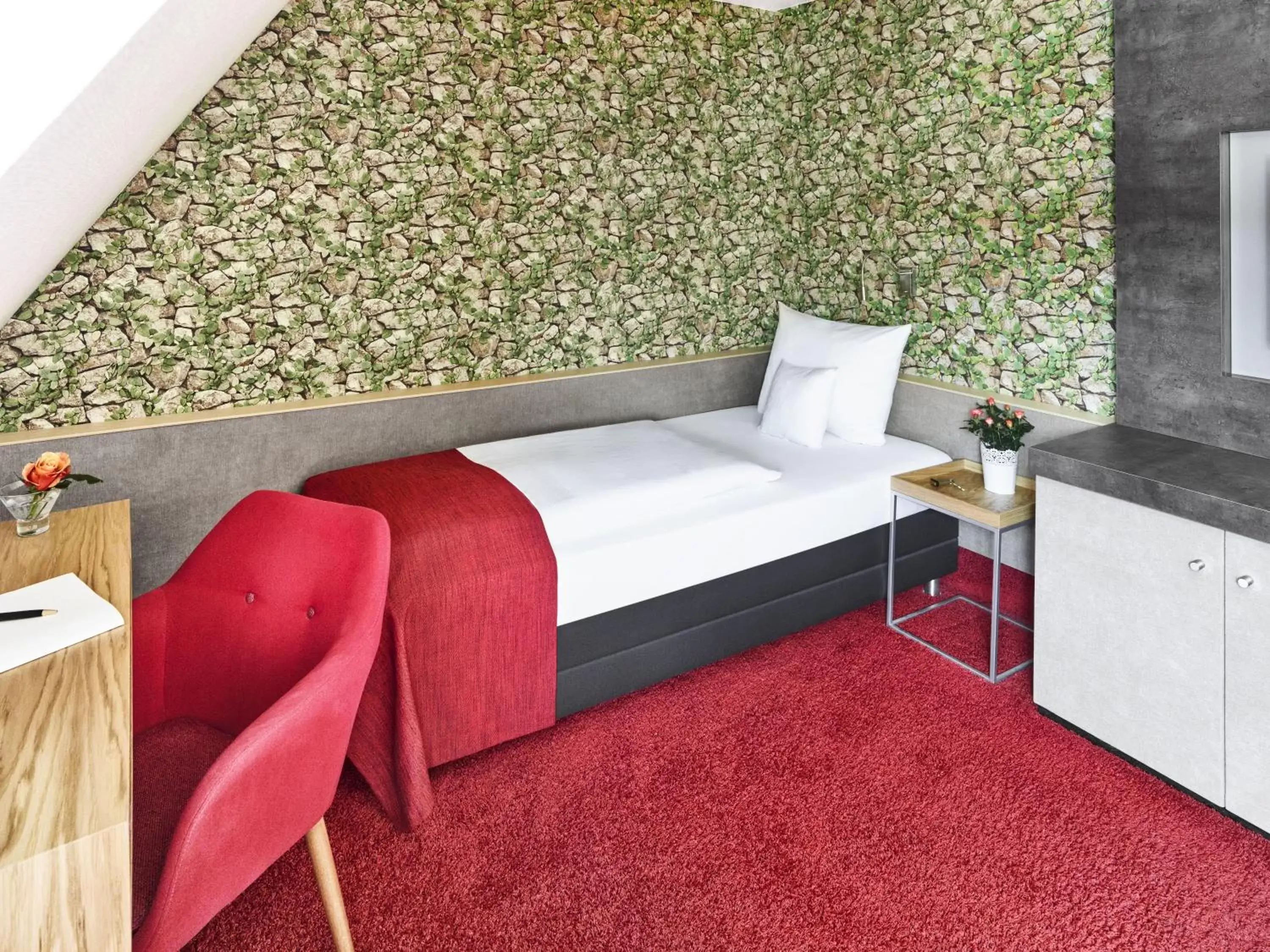 Photo of the whole room, Bed in Hirsch Hotel