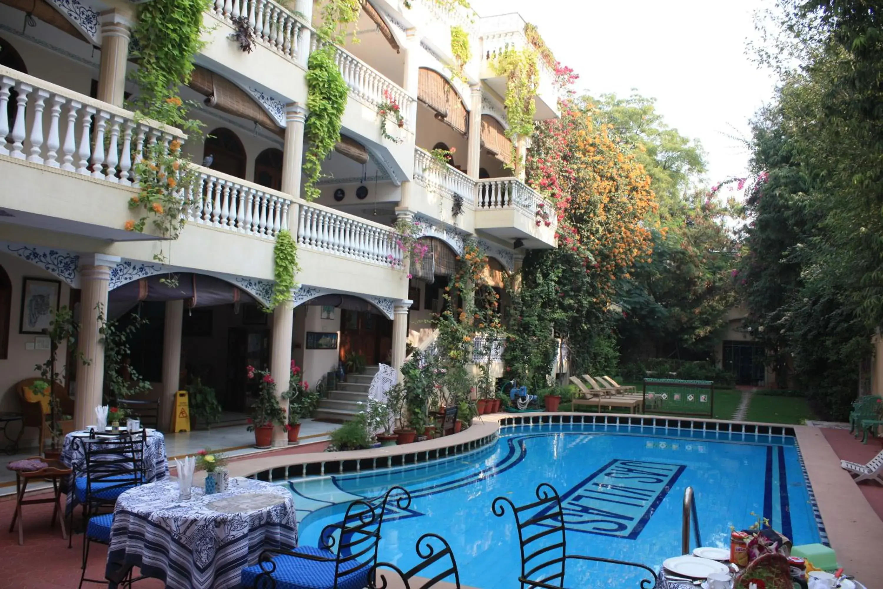 Facade/entrance, Swimming Pool in Hotel Jasvilas