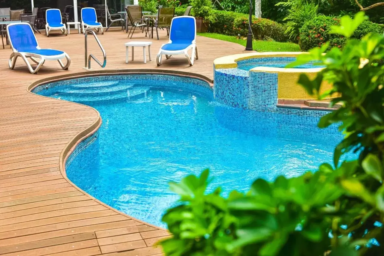 Swimming Pool in Albrook Inn