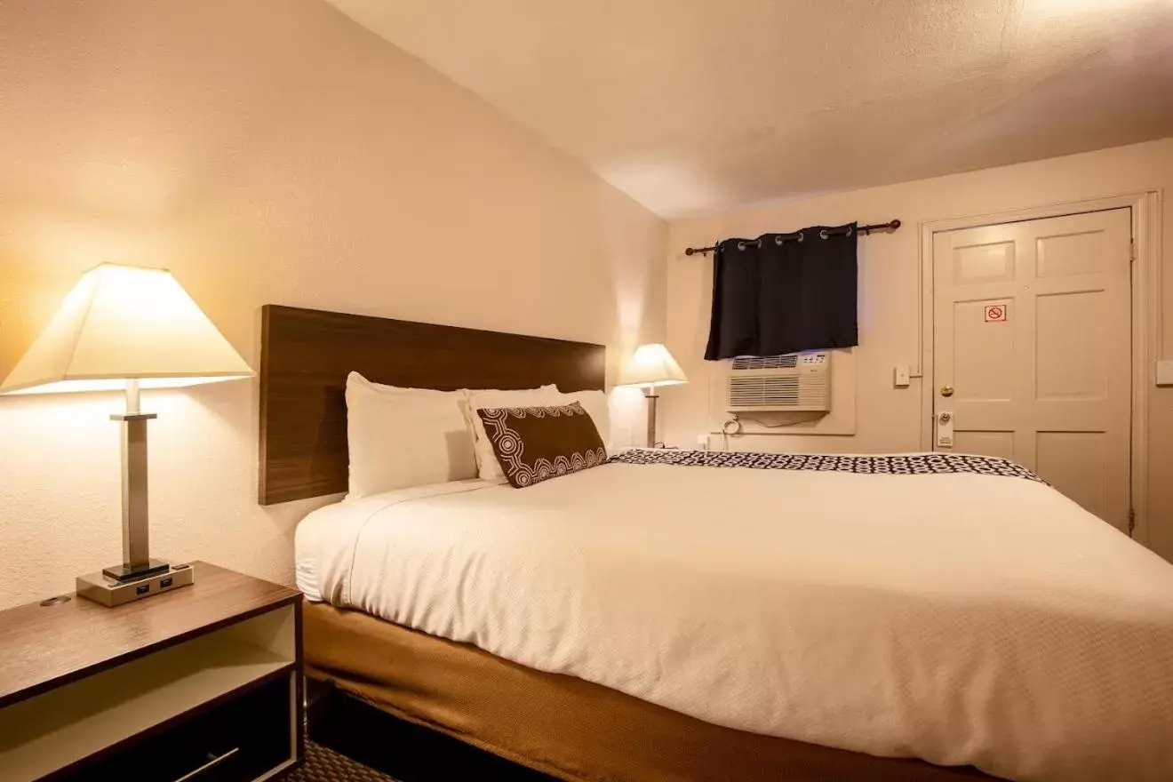 Bed in Celilo Inn Bed in Celilo Inn