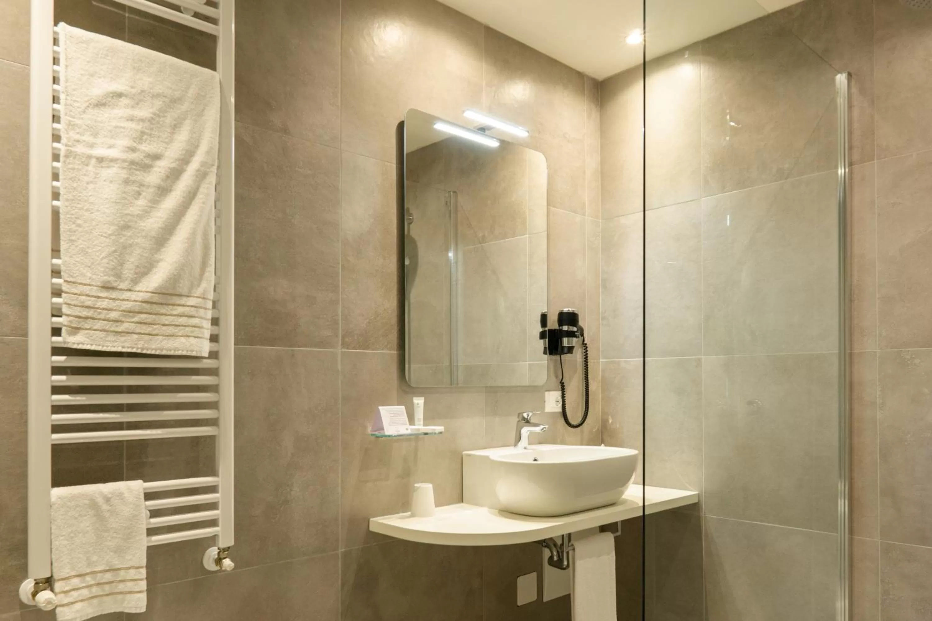 Shower in Hotel Globo