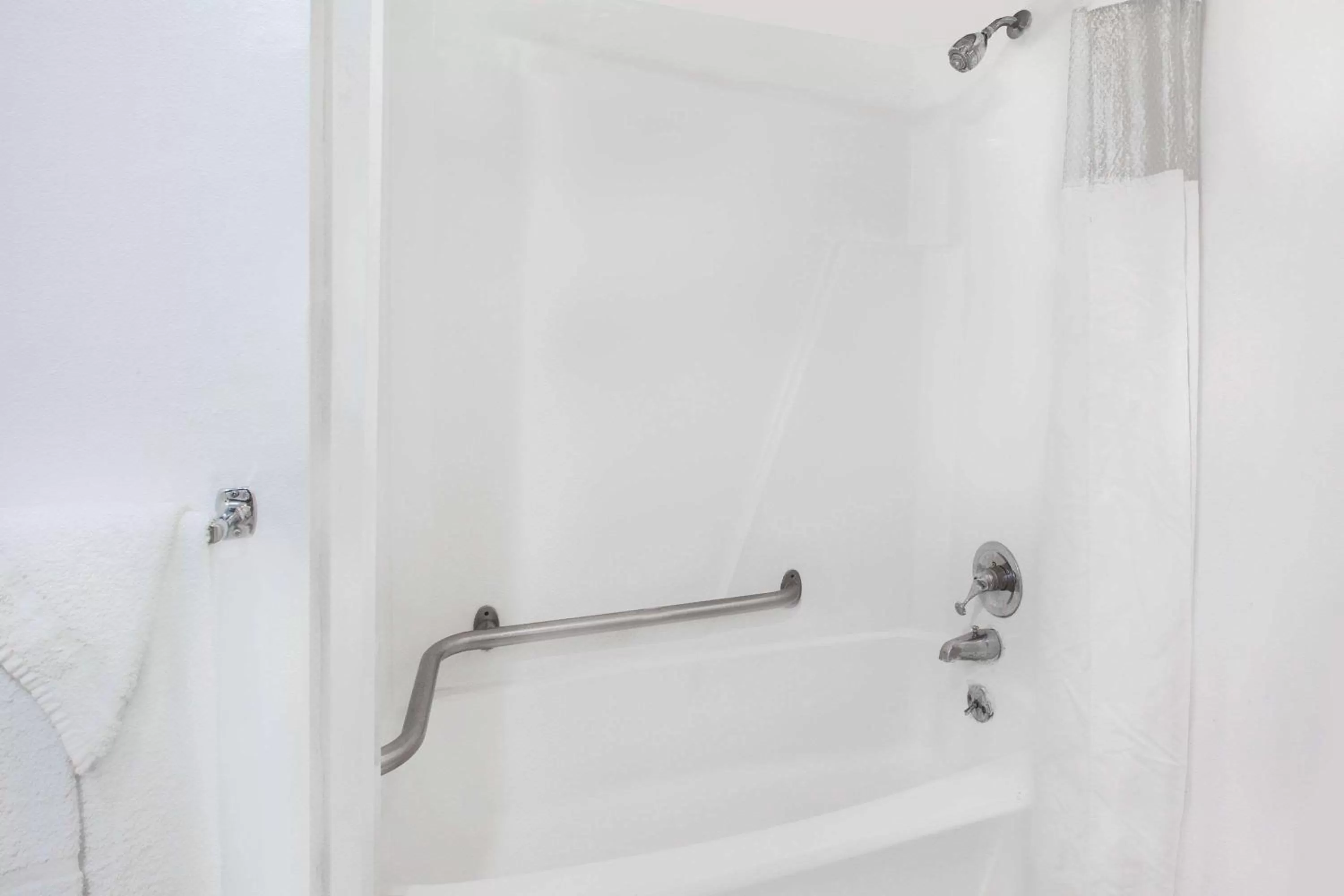 Photo of the whole room in Knights Inn - Battle Creek