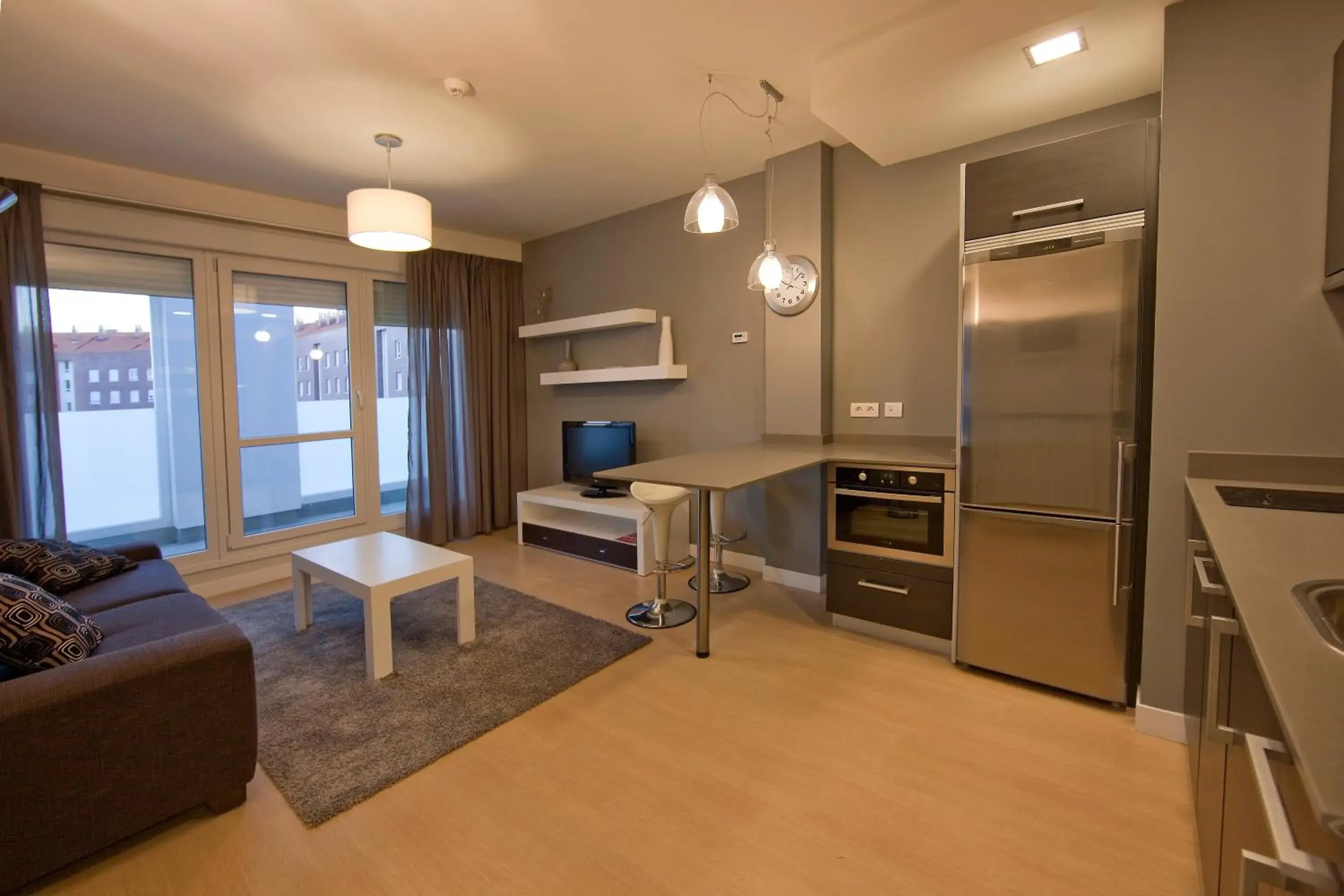 Kitchen or kitchenette, TV/Entertainment Center in Irenaz Vitoria Apartamentos