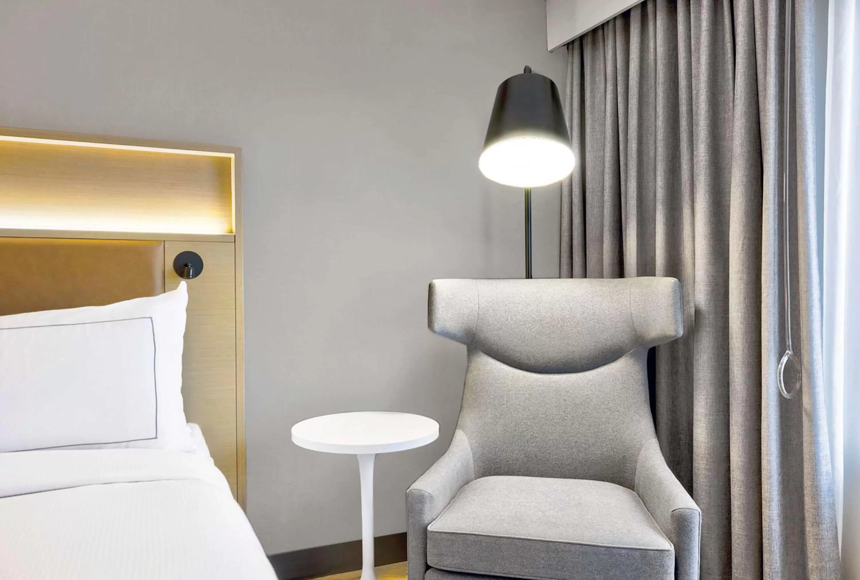 Bed in DoubleTree by Hilton Davenport