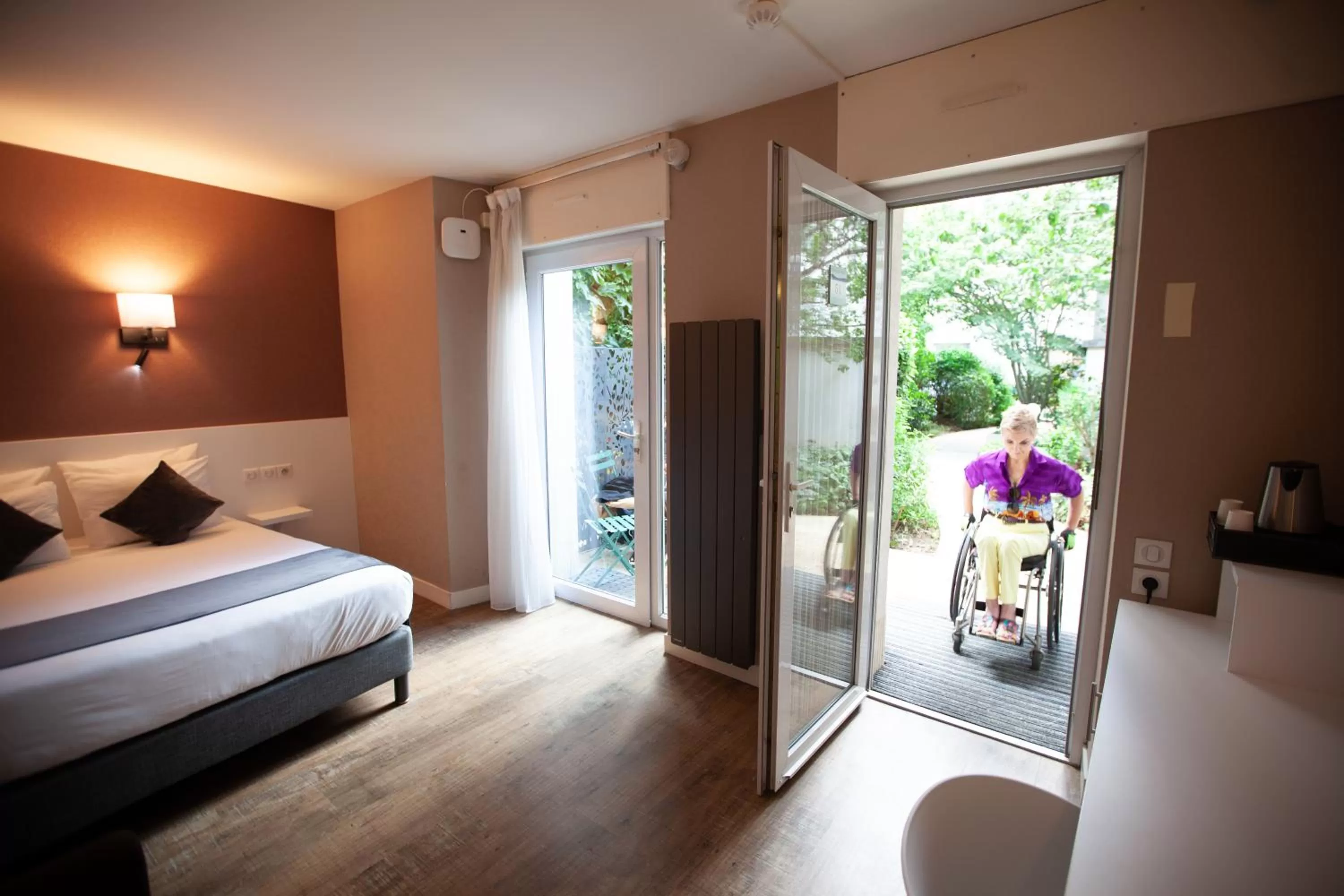 Facility for disabled guests, Bed in HOTEL DE PARIS MONTPARNASSE