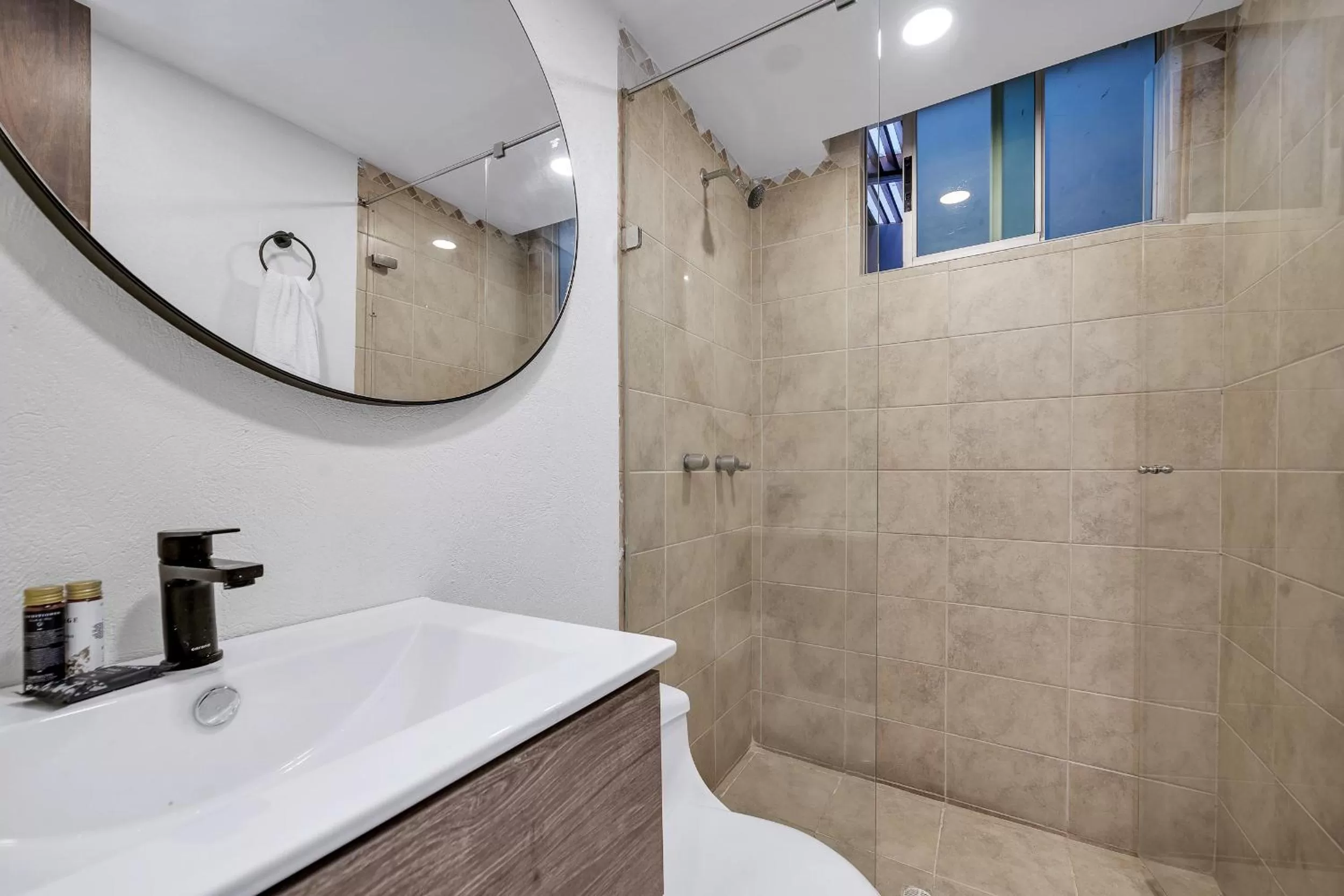 Bathroom in Apartamentos Poblado Alejandría by HOUSY HOST