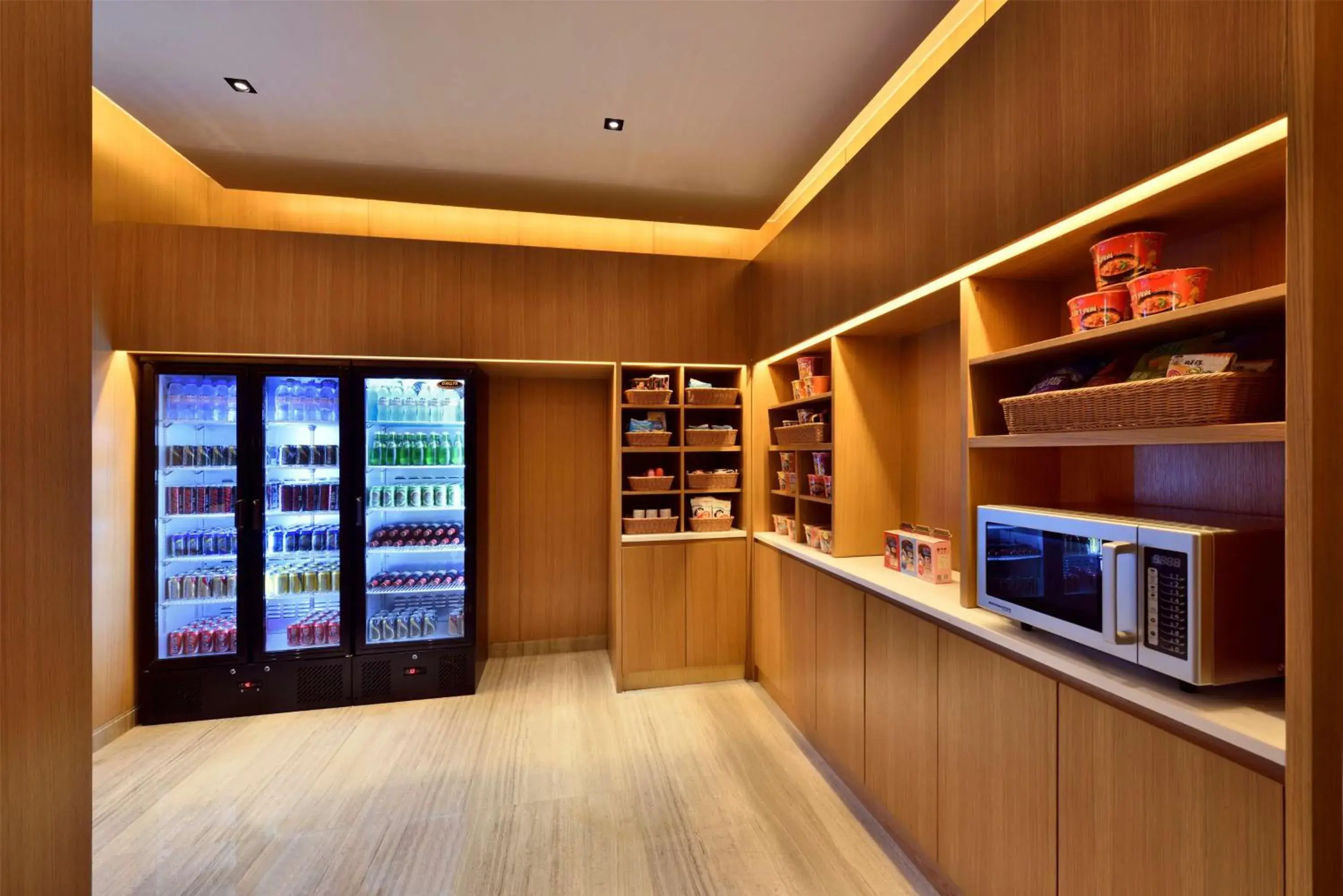 Dining area, Kitchen/Kitchenette in Hilton Garden Inn Chengdu Huayang