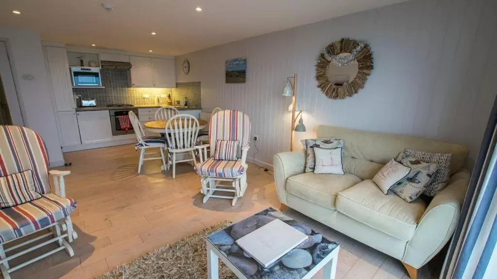 Kitchen or kitchenette, Seating Area in Chesil Beach Lodge