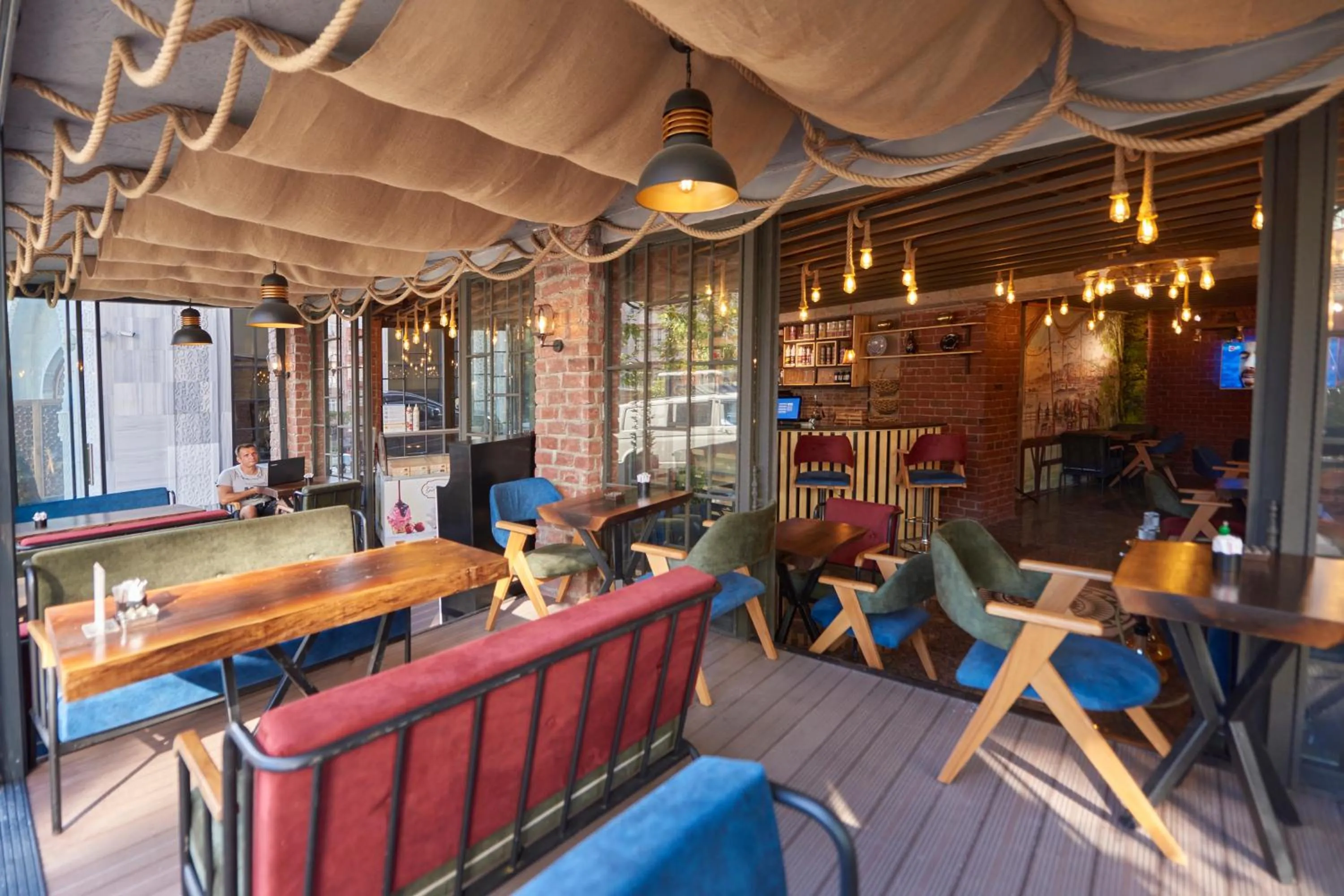 Restaurant/places to eat in Sunlight Hotel