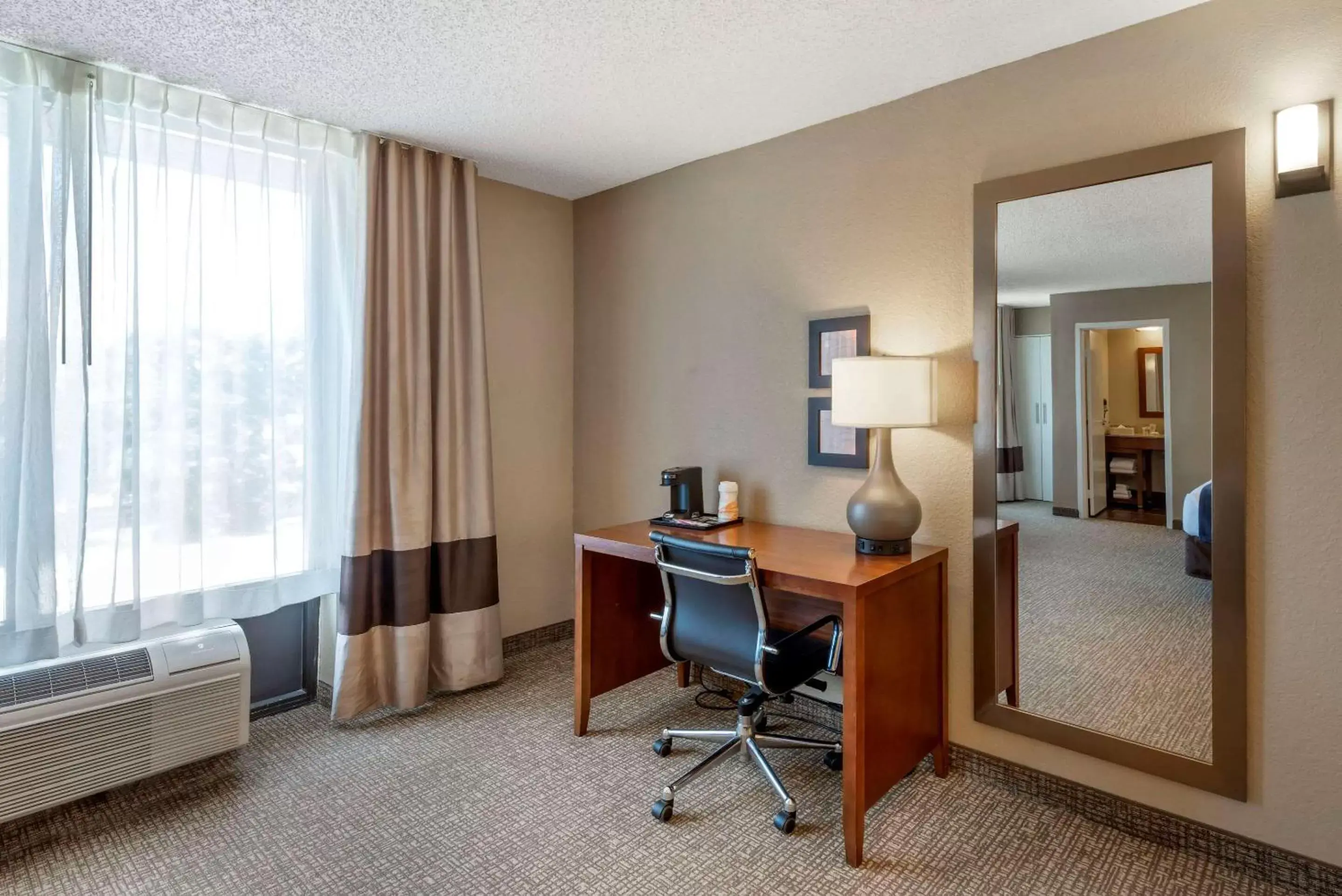 Photo of the whole room, TV/Entertainment Center in Comfort Inn Elizabeth City near University