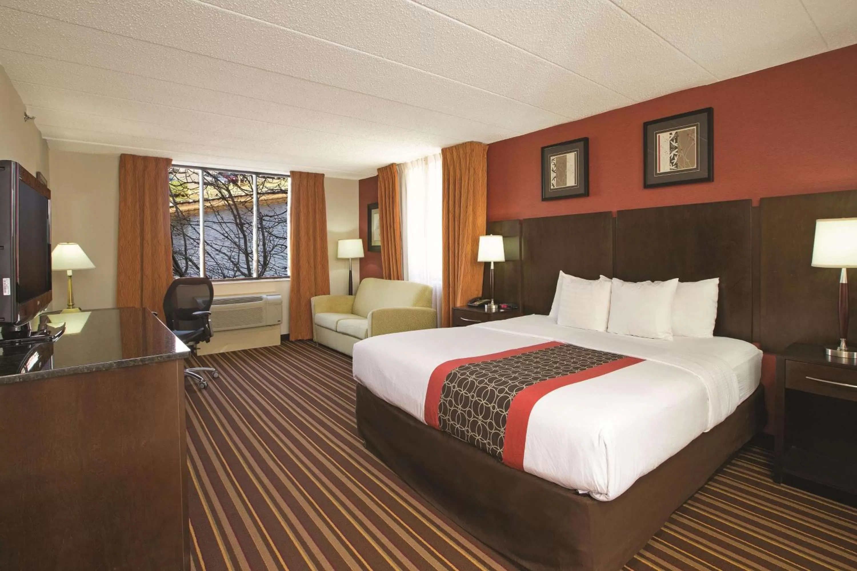 Photo of the whole room in La Quinta by Wyndham Salisbury