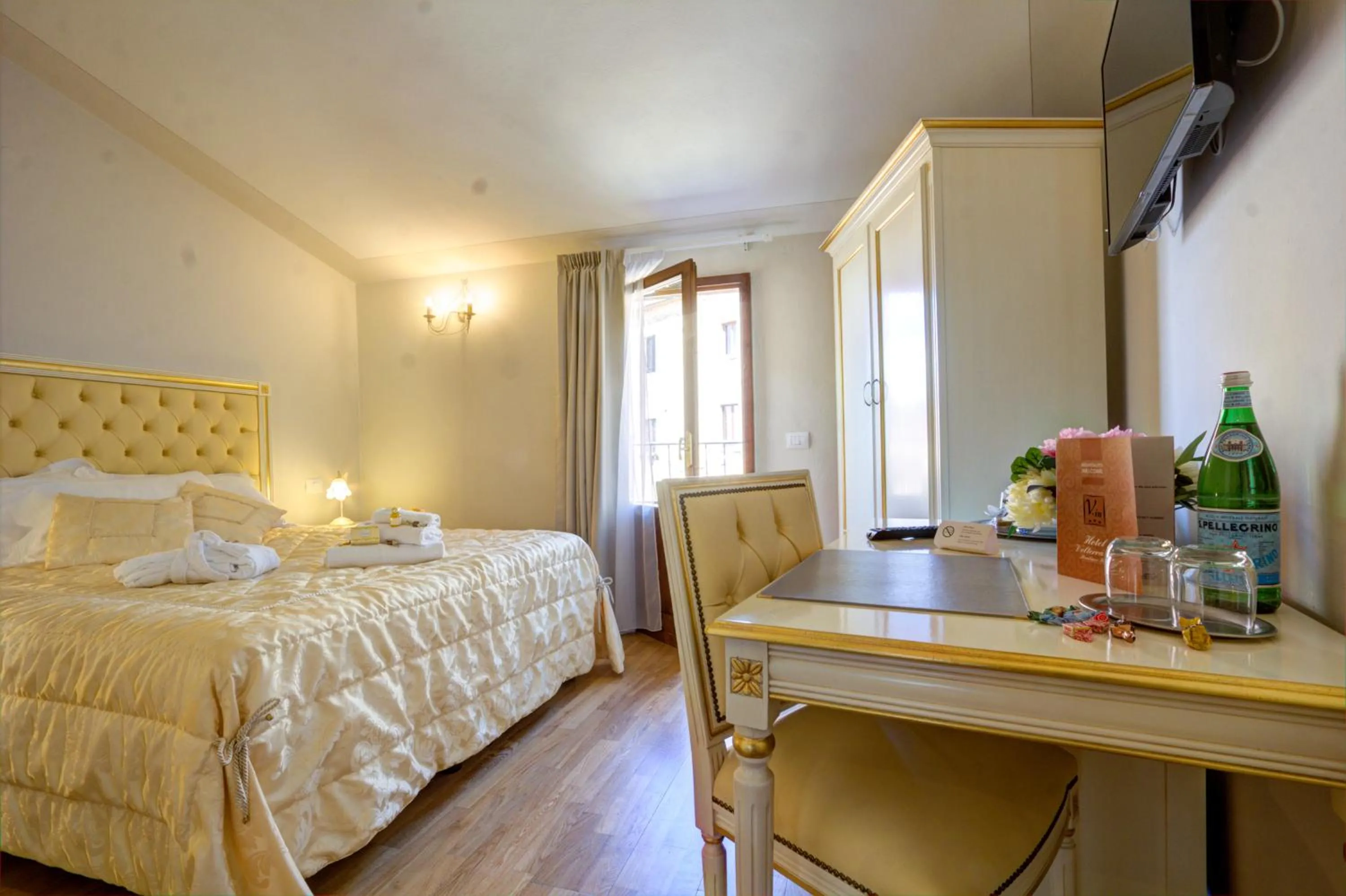 Photo of the whole room, Bed in Hotel Volterra In Superior