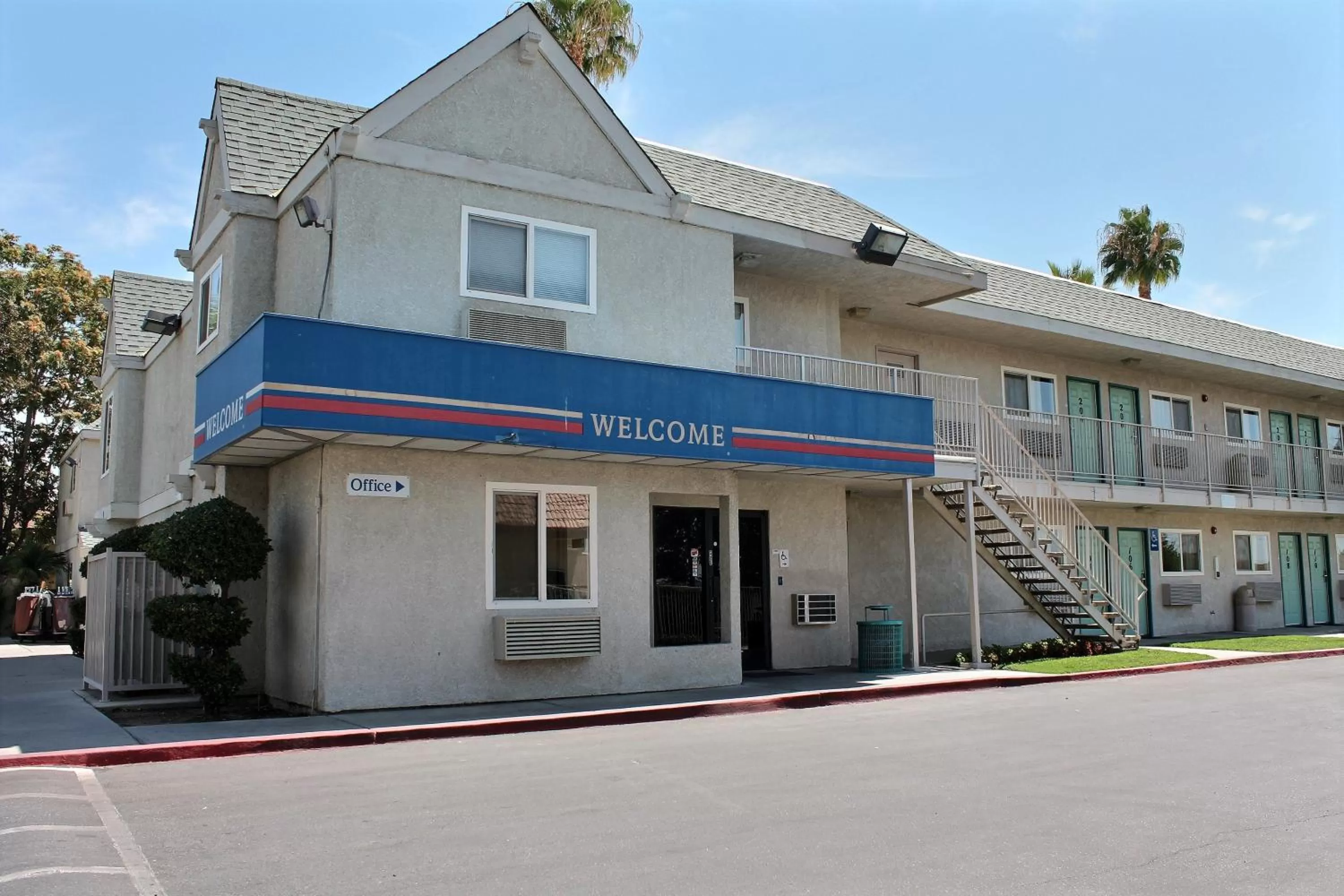 Facade/entrance in Motel 6-Bakersfield, CA - East