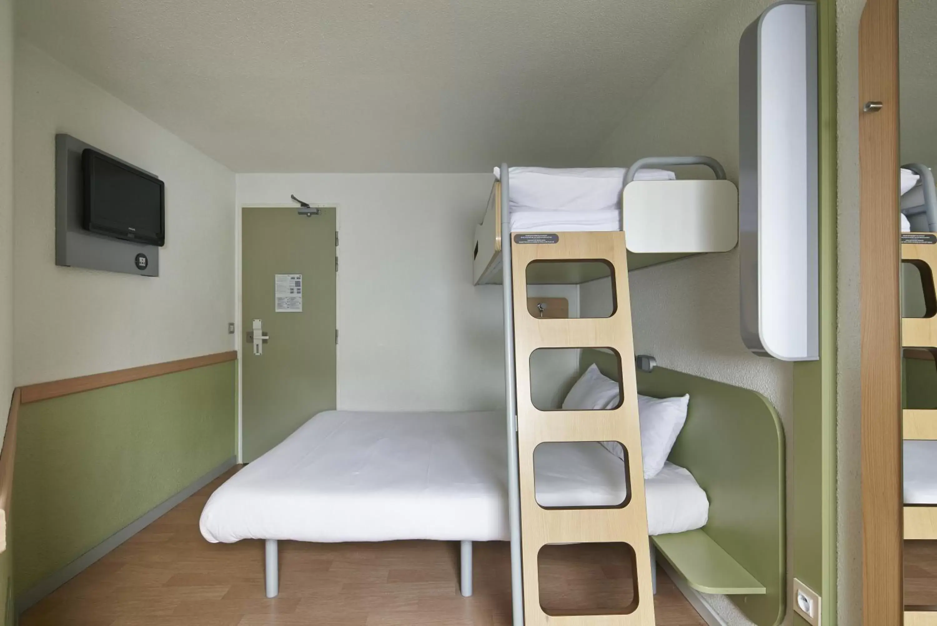Photo of the whole room, Bunk Bed in ibis budget Blois Centre