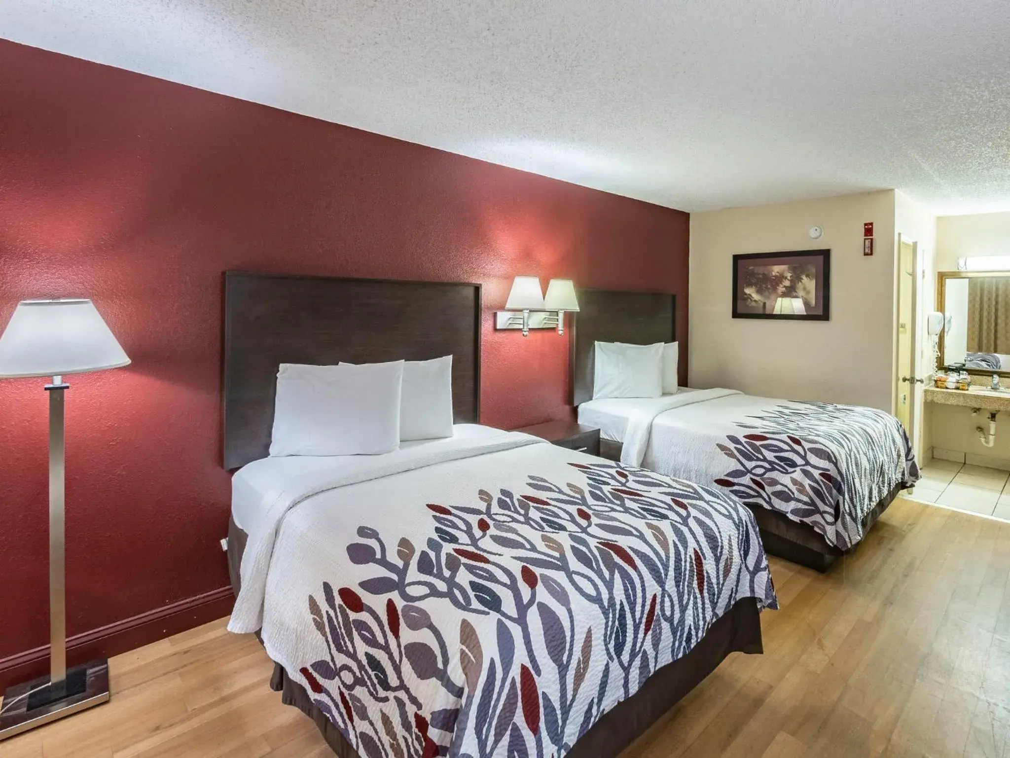 Photo of the whole room, Bed in Red Roof Inn Orlando South - Florida Mall