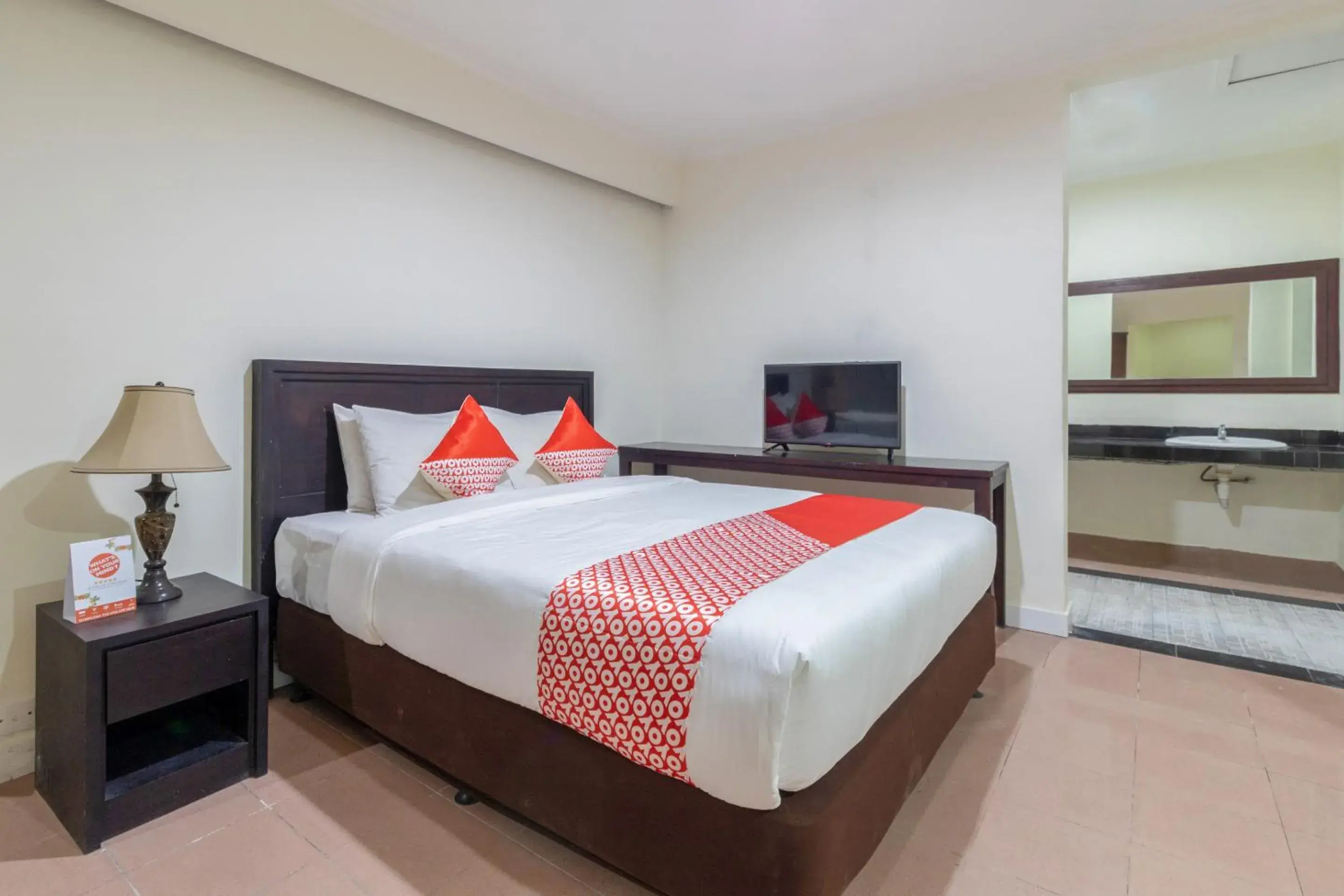 Bedroom, Bed in SUPER OYO Flagship 2688 Guntur Hotel