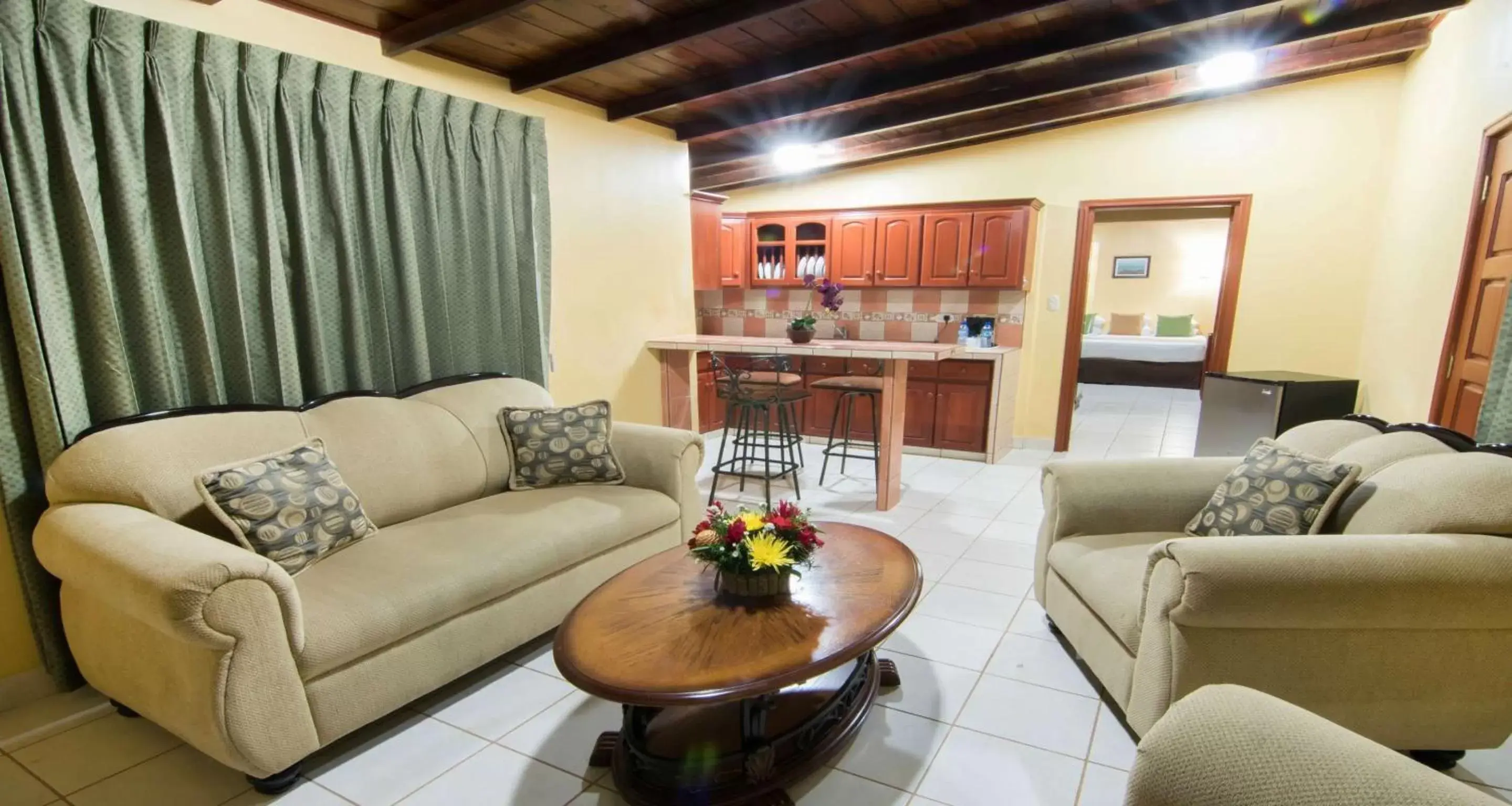 Photo of the whole room, Seating Area in Best Western Las Mercedes Airport