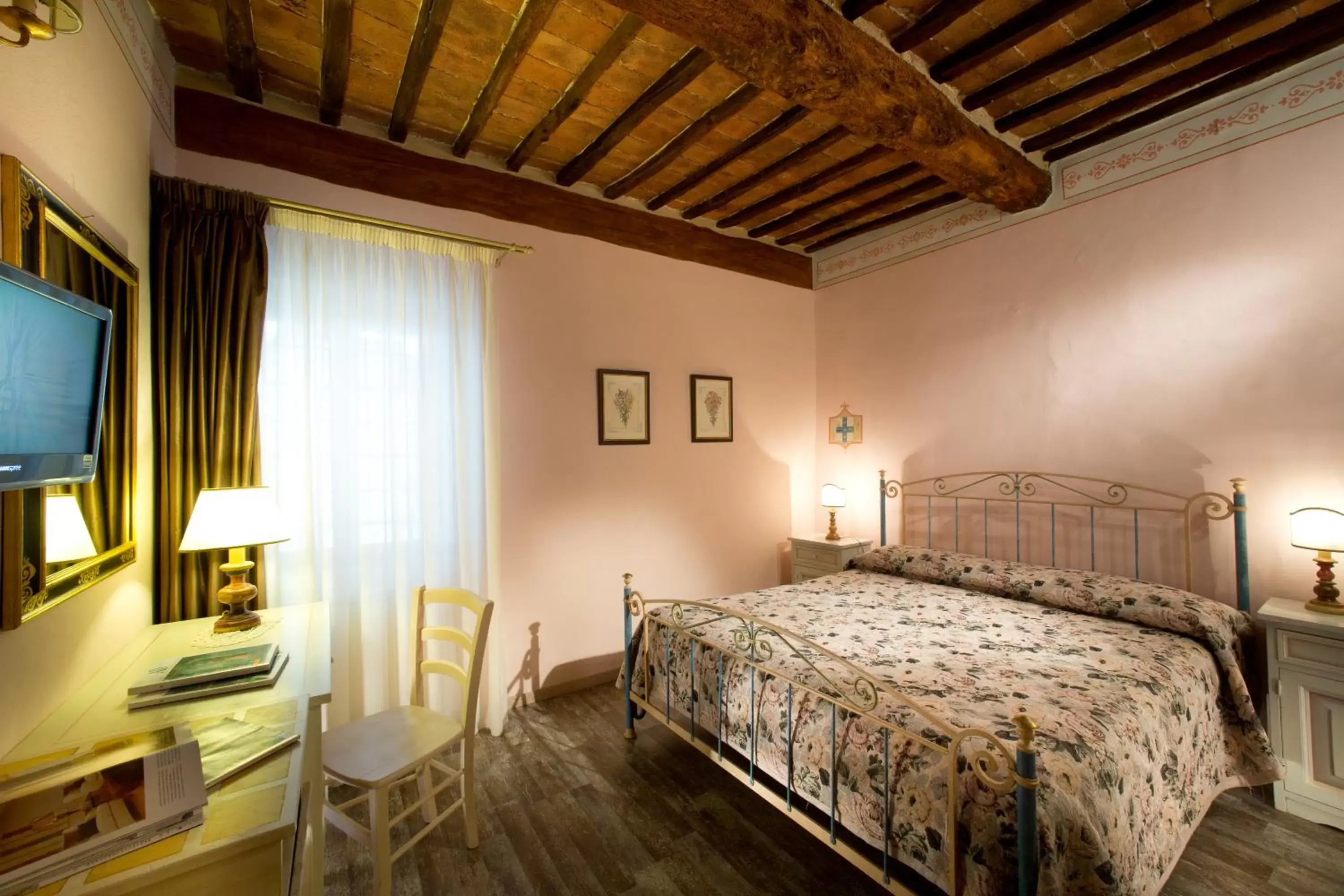 Photo of the whole room, Bed in Hotel Palazzo di Valli