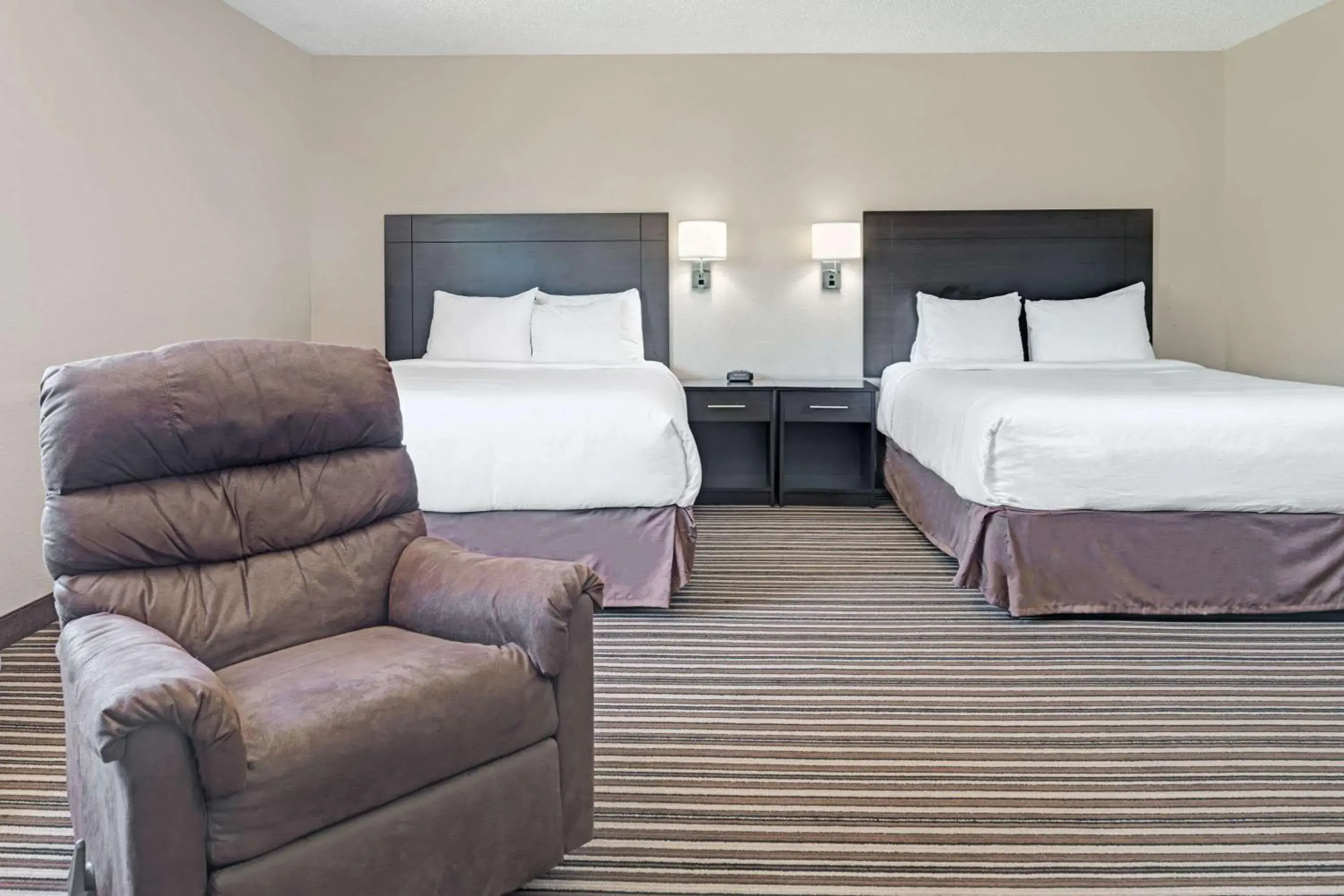 Photo of the whole room, Bed in Super 8 by Wyndham Omaha I-80 West