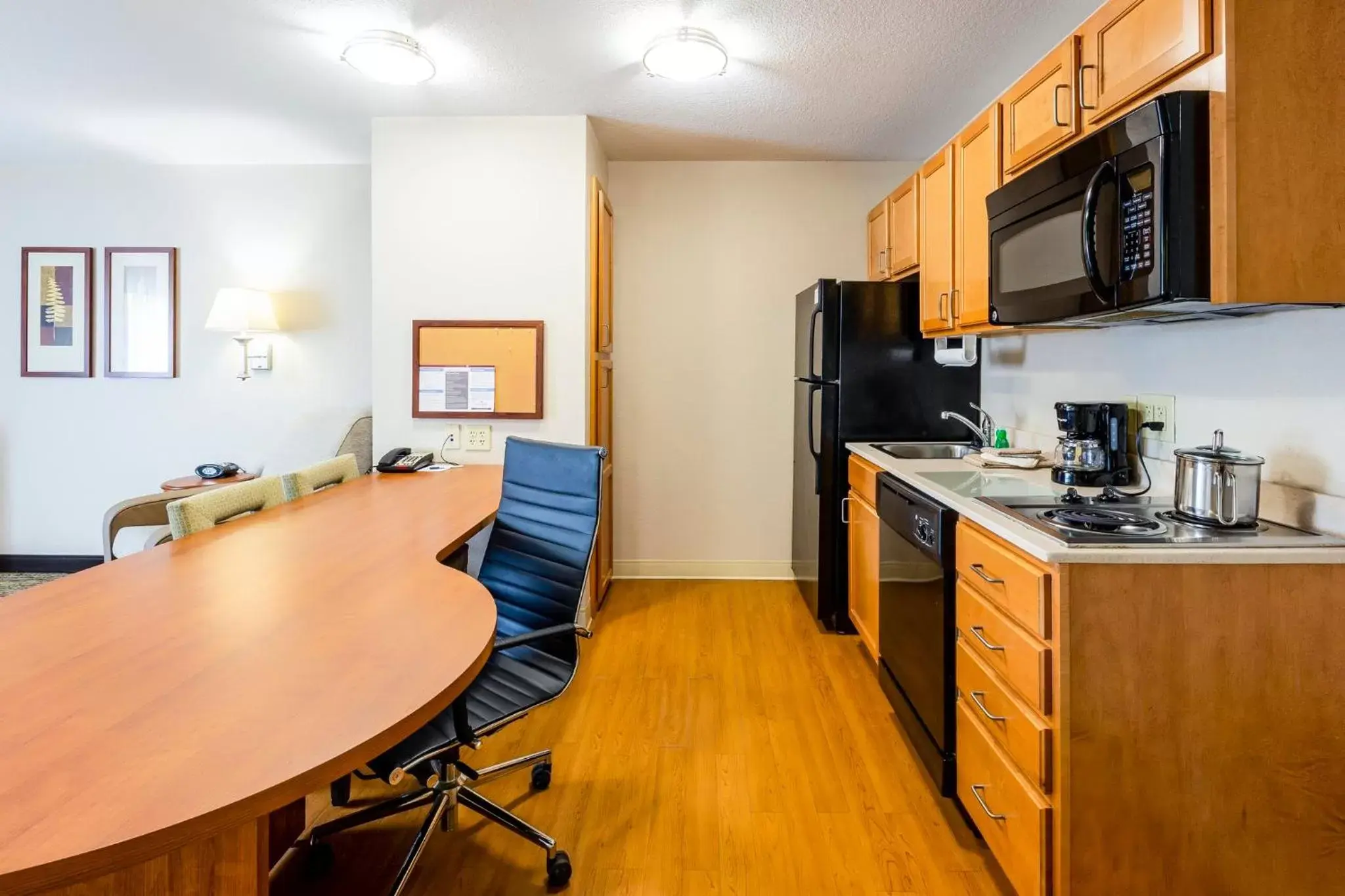 Photo of the whole room, Kitchen/Kitchenette in Candlewood Suites Savannah Airport, an IHG Hotel