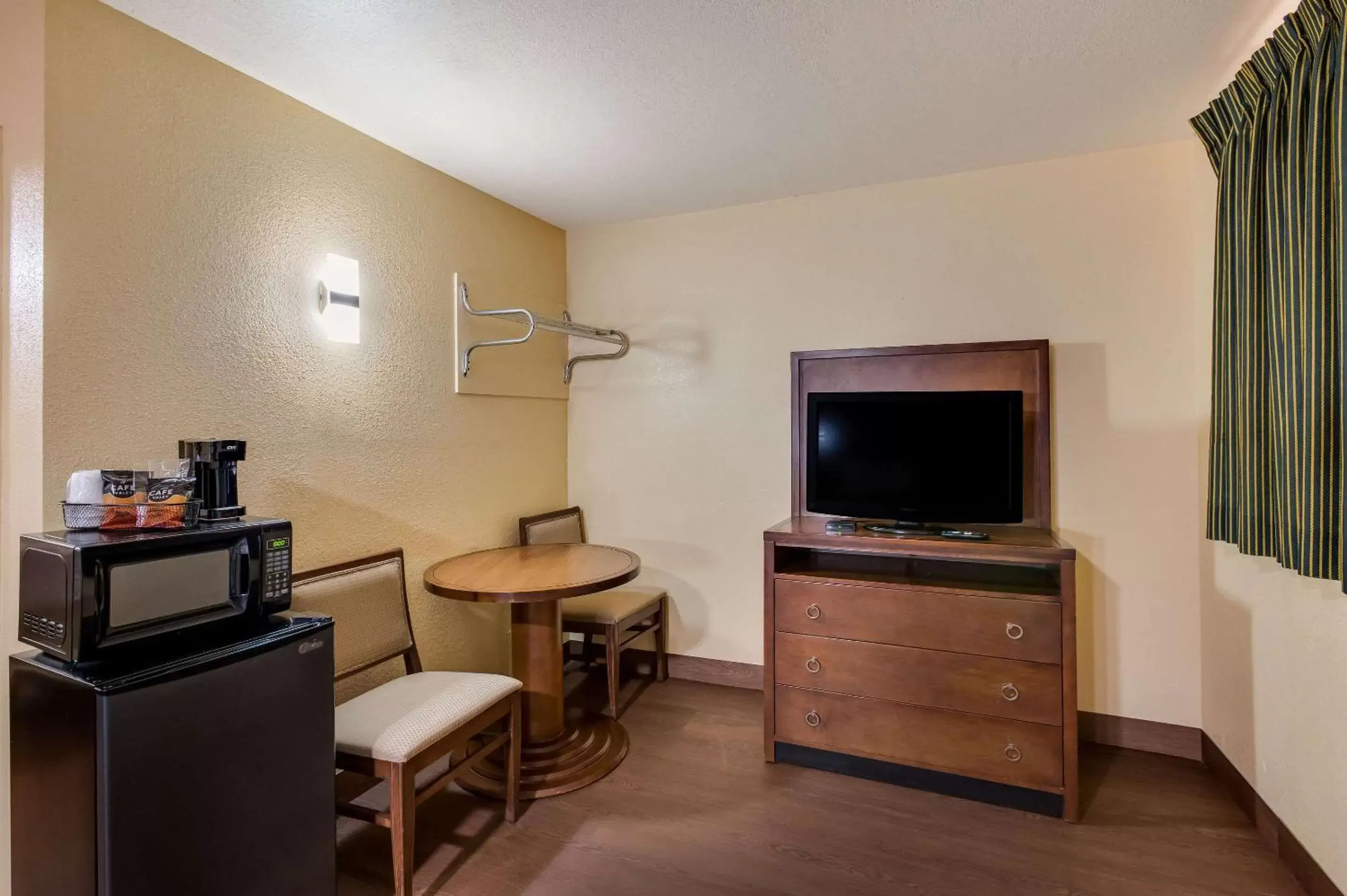 Bedroom, TV/Entertainment Center in Rodeway Inn & Suites East