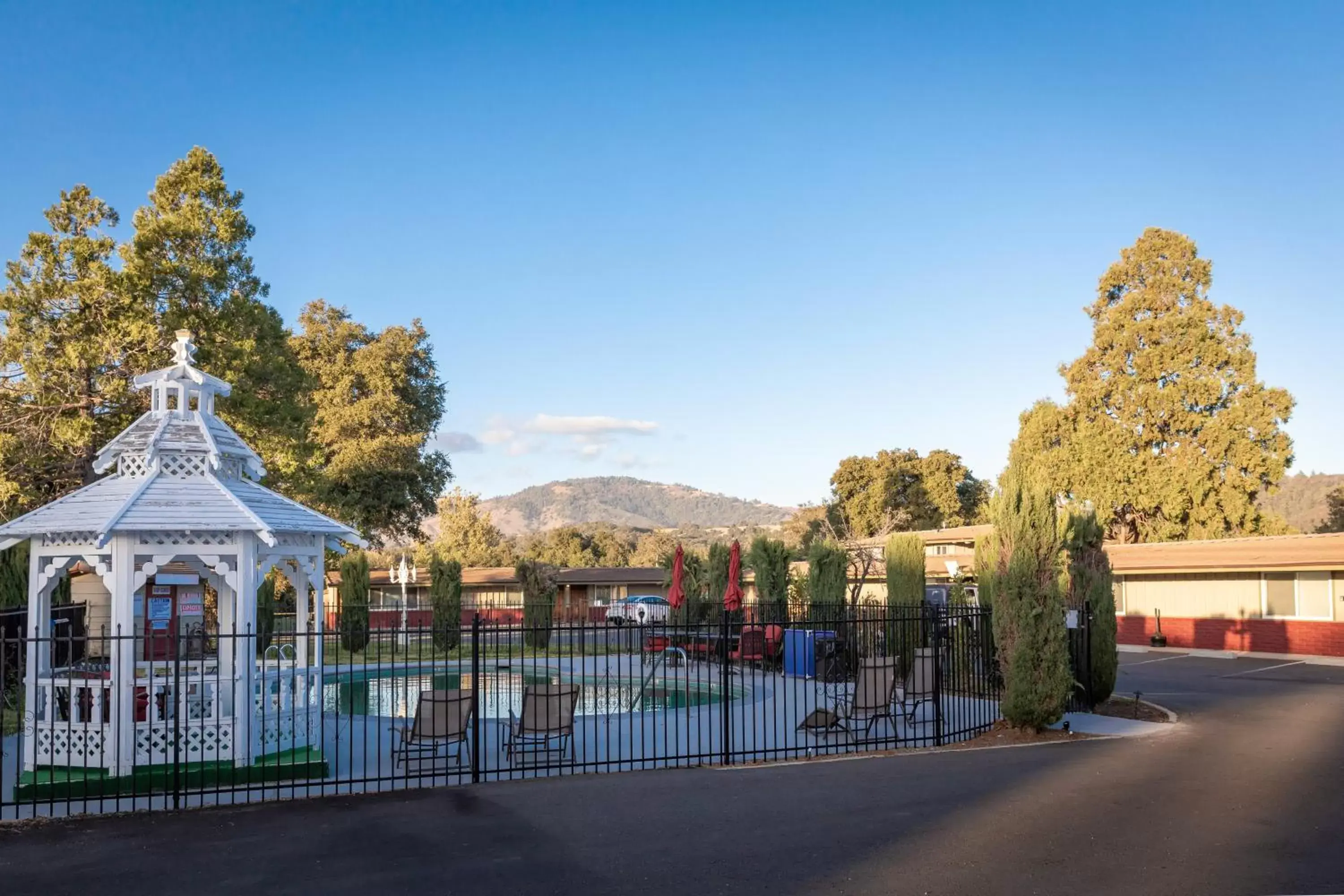 Swimming pool in Apple Tree Inn