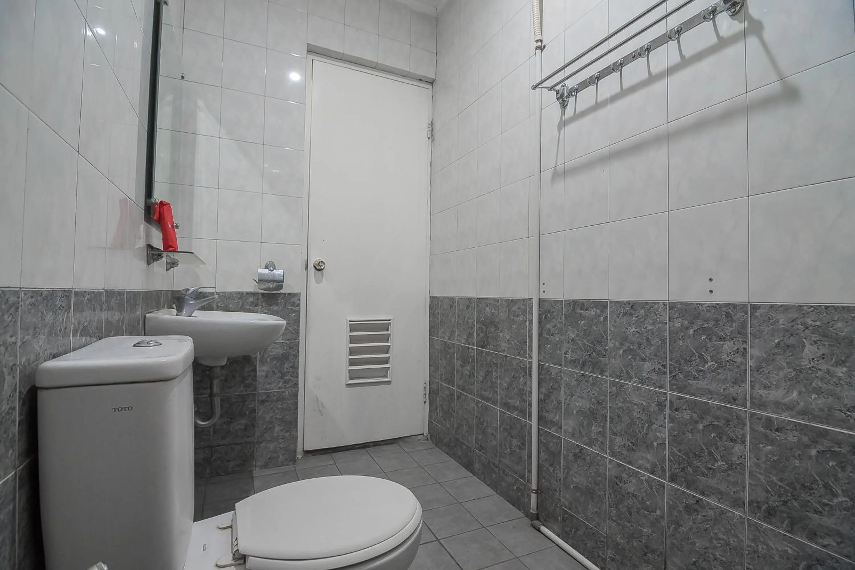 Bathroom in RedDoorz at Amellia Pasteur Bandung